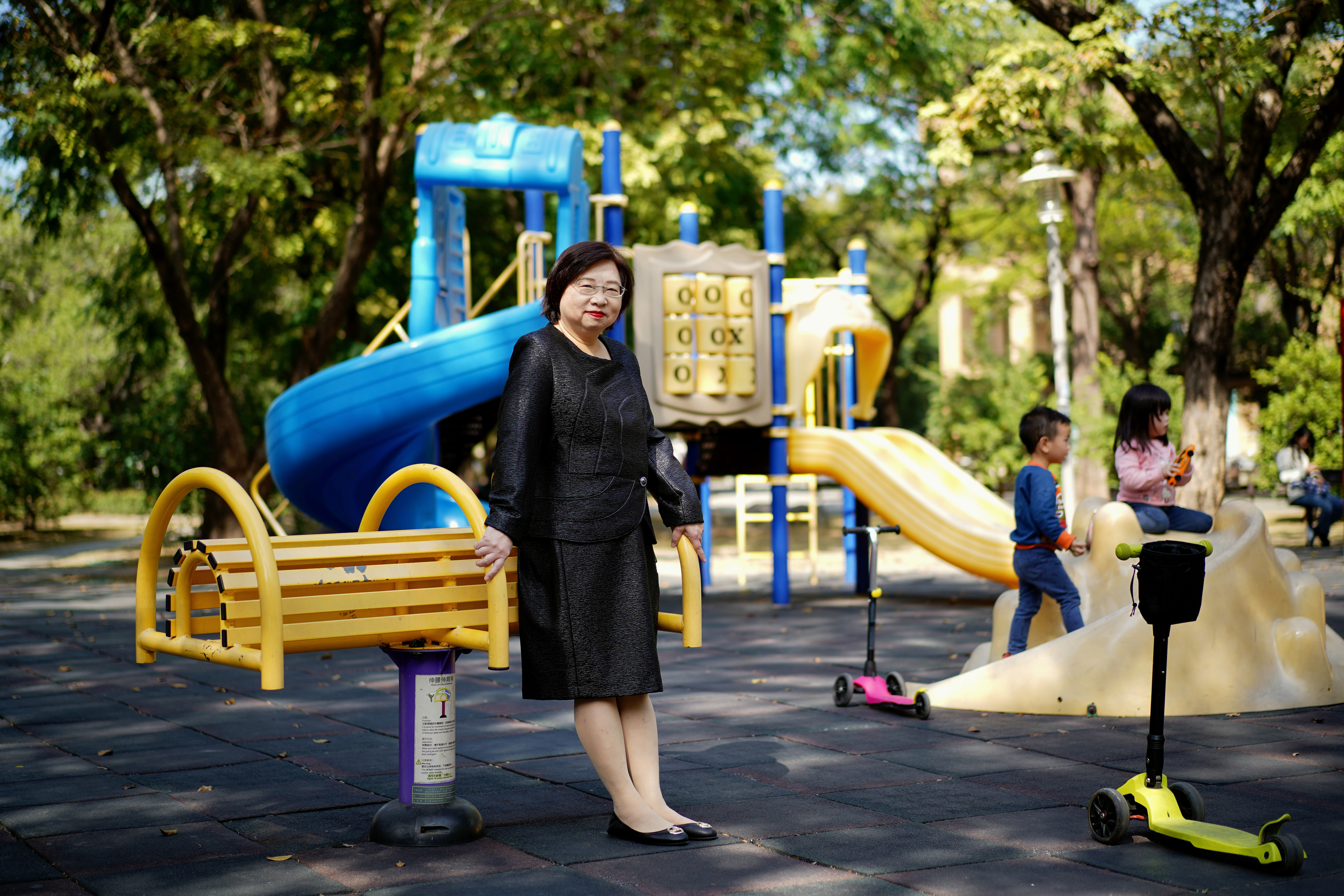 當年尹莘玲(左)為了學習法醫專業,特地去美國洛杉磯法醫中心受訓1年。(翻攝網路)