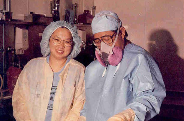 當年尹莘玲（左）為了學習法醫專業，特地去美國洛杉磯法醫中心受訓1年。（翻攝網路）