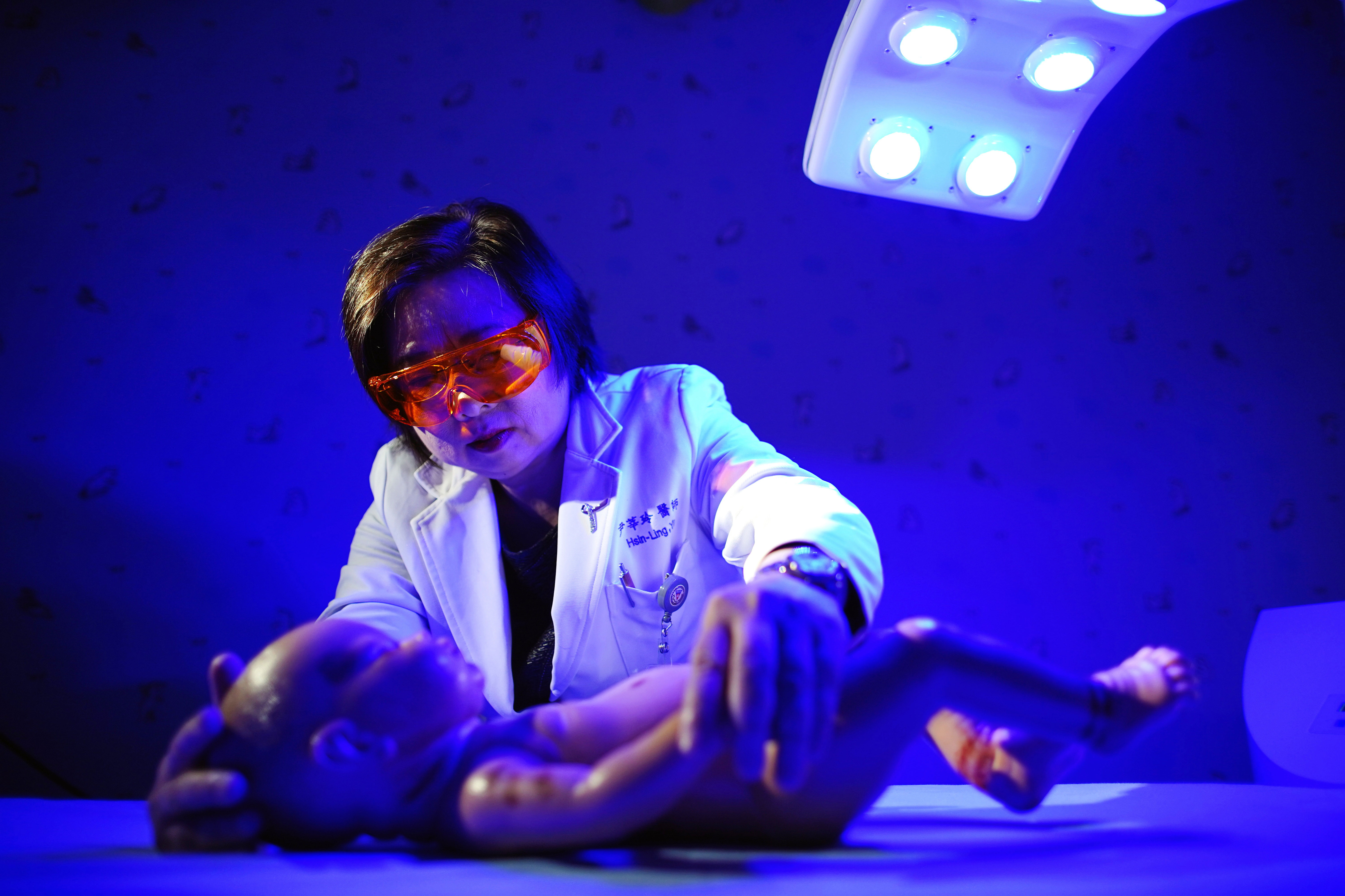 在多波域光源儀的照射下，戴上特殊眼鏡，皮下瘀血等傷痕狀況一清二楚。