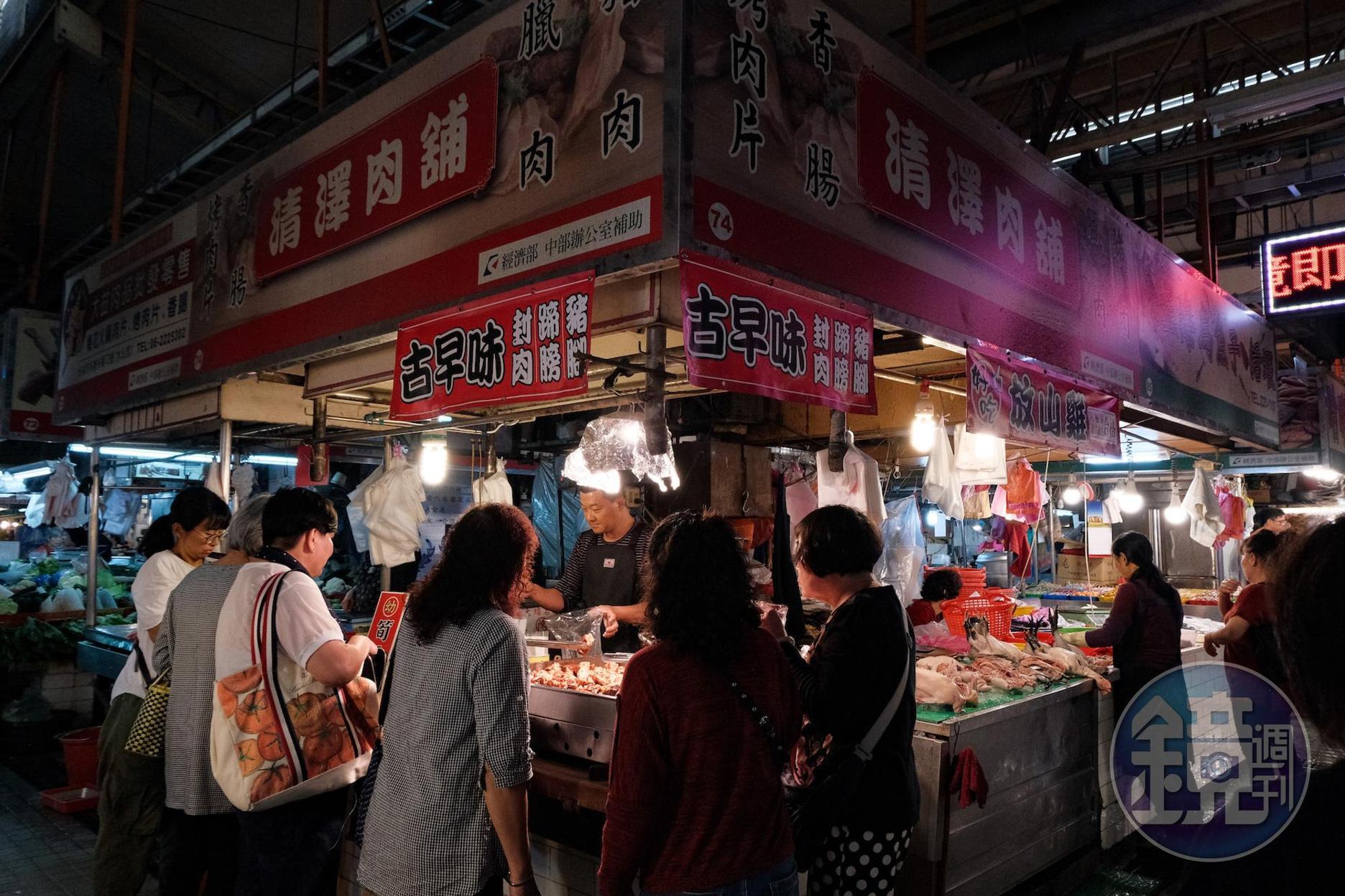「清澤肉舖」的豬腳與封肉滷得透亮入味。