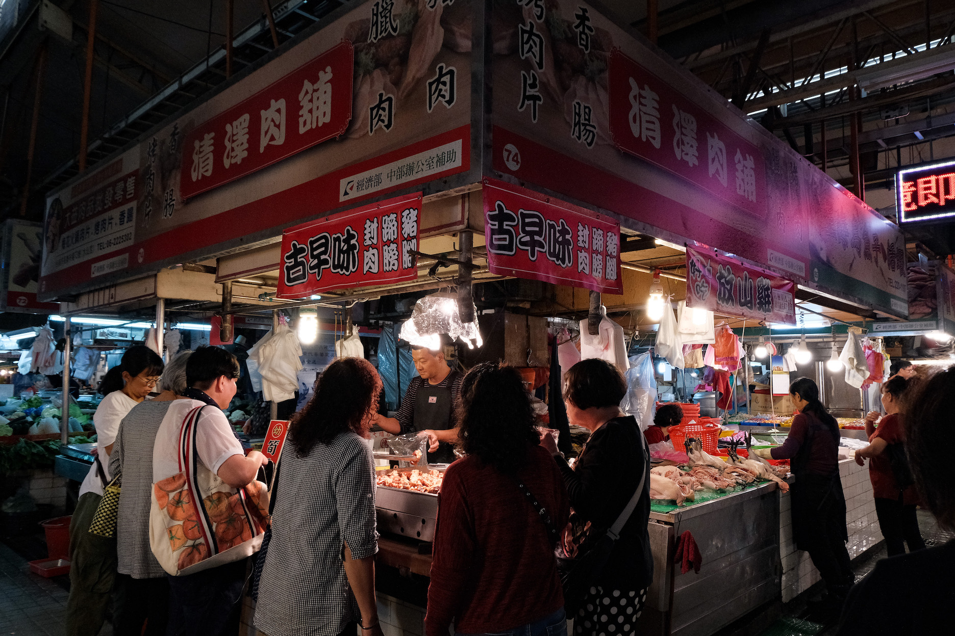 「清澤肉舖」的豬腳與封肉滷得透亮入味。