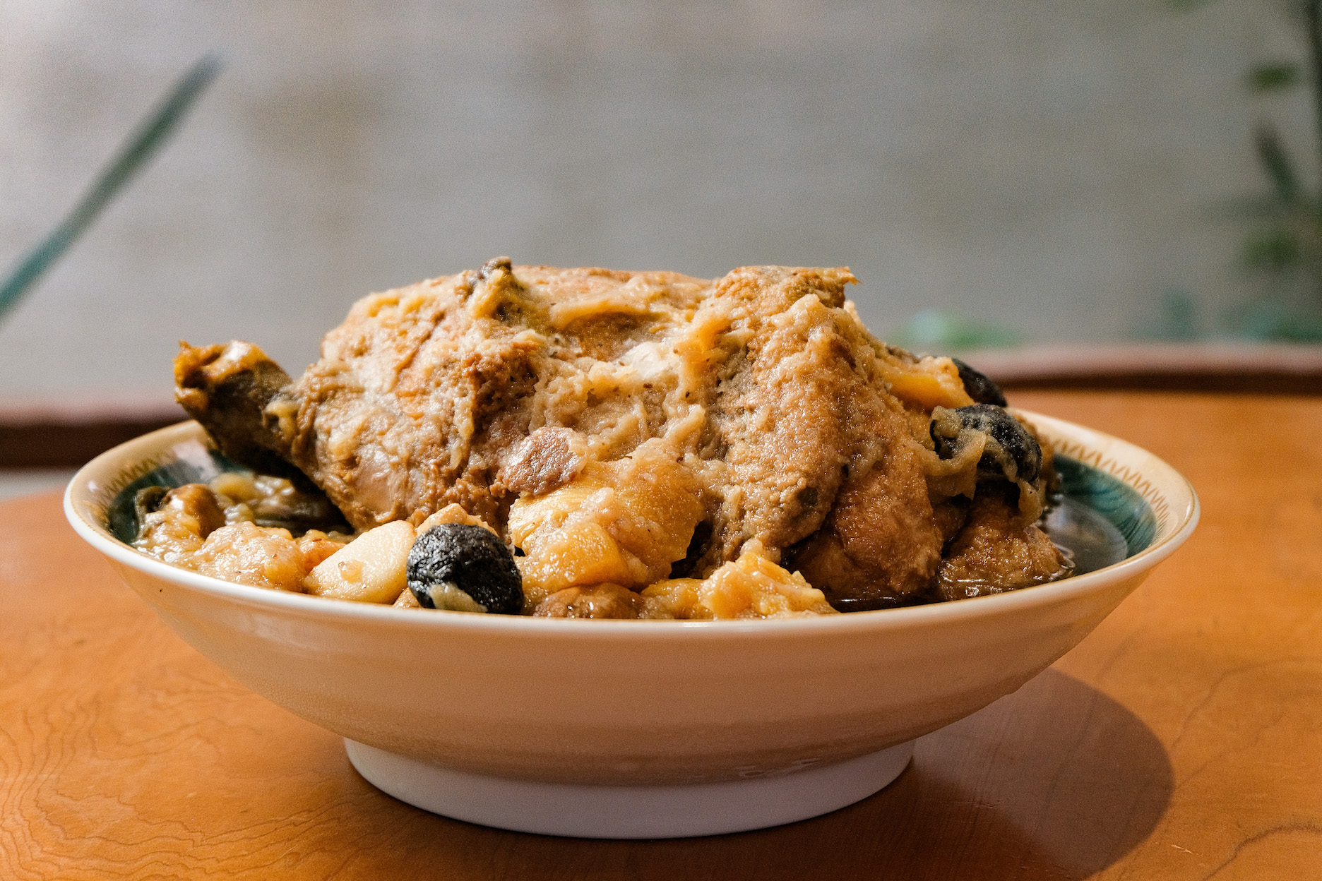 「東香台菜海味料理」的鳳梨栗子扣全雞是王惠慧鍾情的年菜。