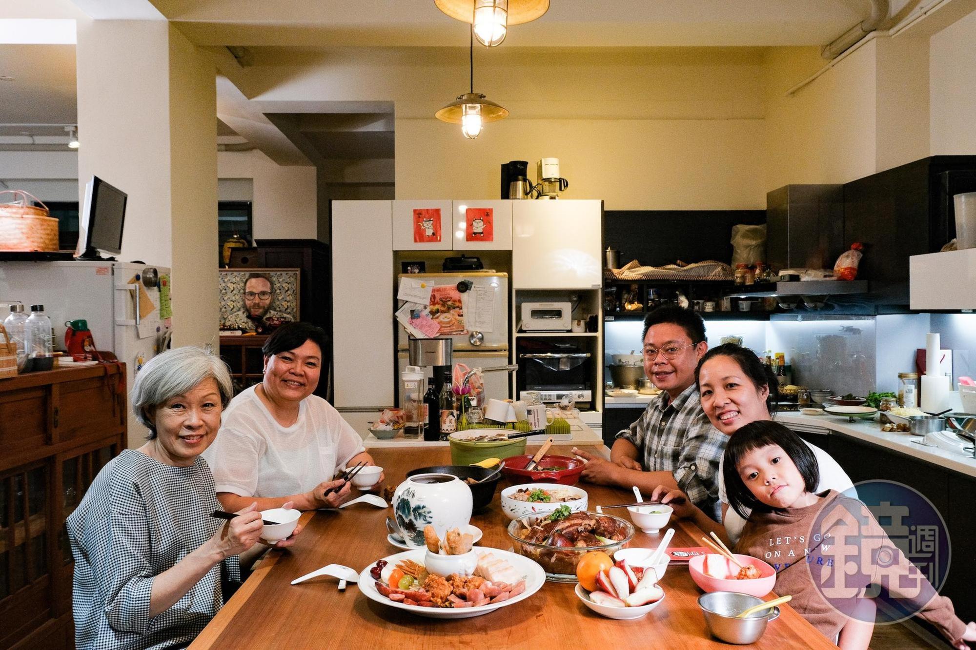 王惠慧(左前)、李姝慧(左後)運用市場熟食,即可辦出一桌澎湃的年夜飯。