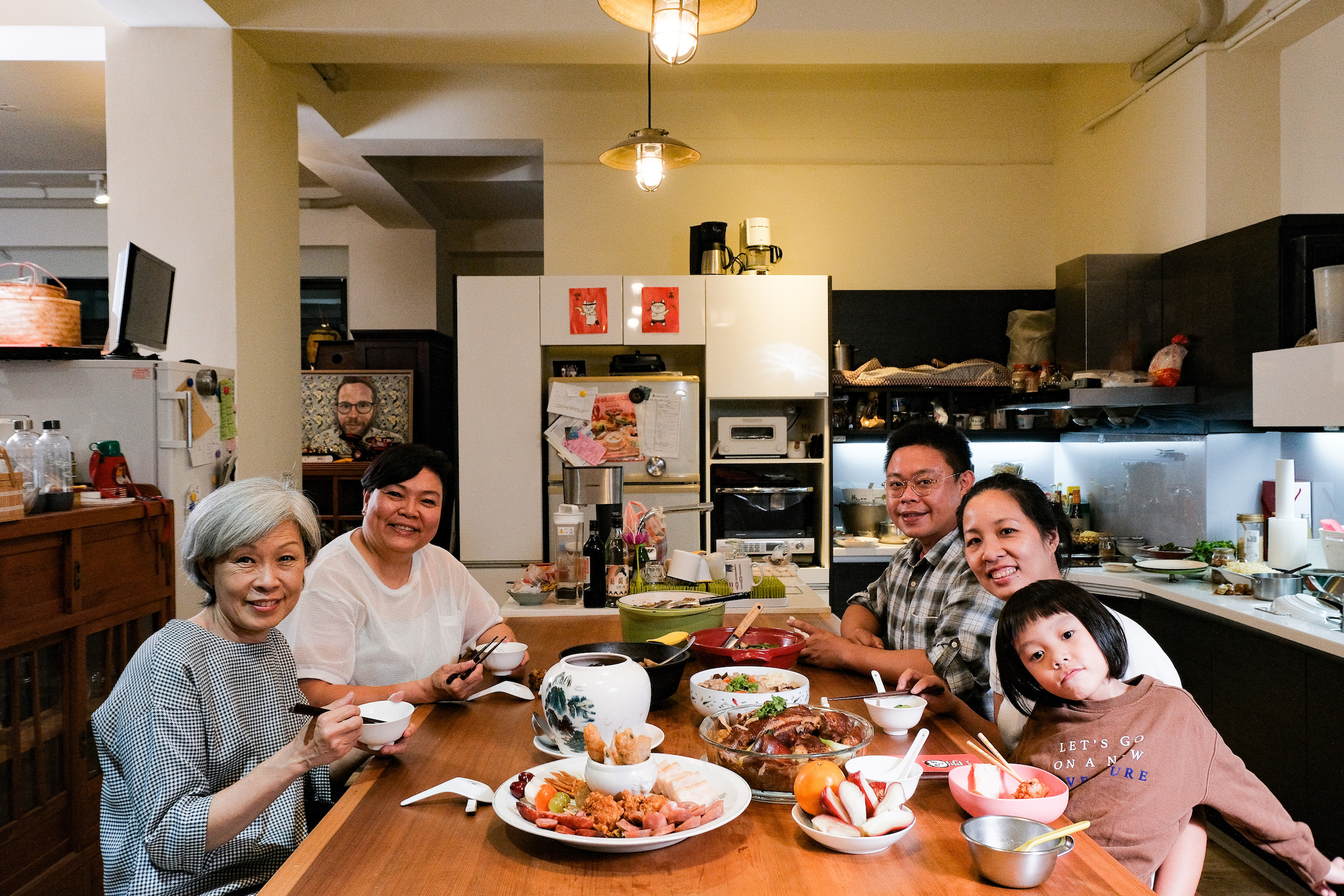 王惠慧（左前）、李姝慧（左後）運用市場熟食，即可辦出一桌澎湃的年夜飯。