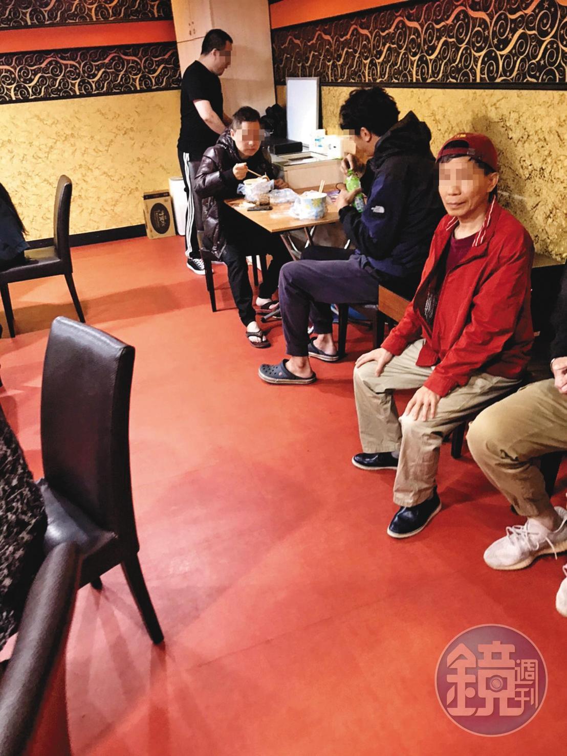 德州撲克玩法簡單、輸贏大,吸引不少賭客參與聚賭。沒上場的賭客,還可在場邊休息、用餐。(讀者提供)