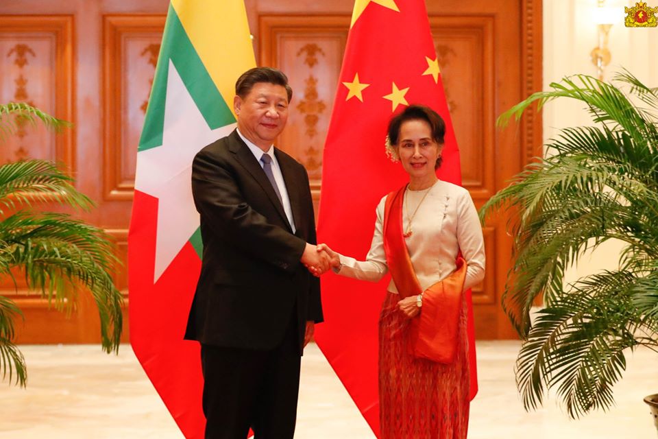 中國國家主席習近平（左）與緬甸國務資政翁山蘇姬（右）於日前在緬甸首都會面，雙方簽署數十項協議。（翻攝自myanmar state counsellor office臉書）