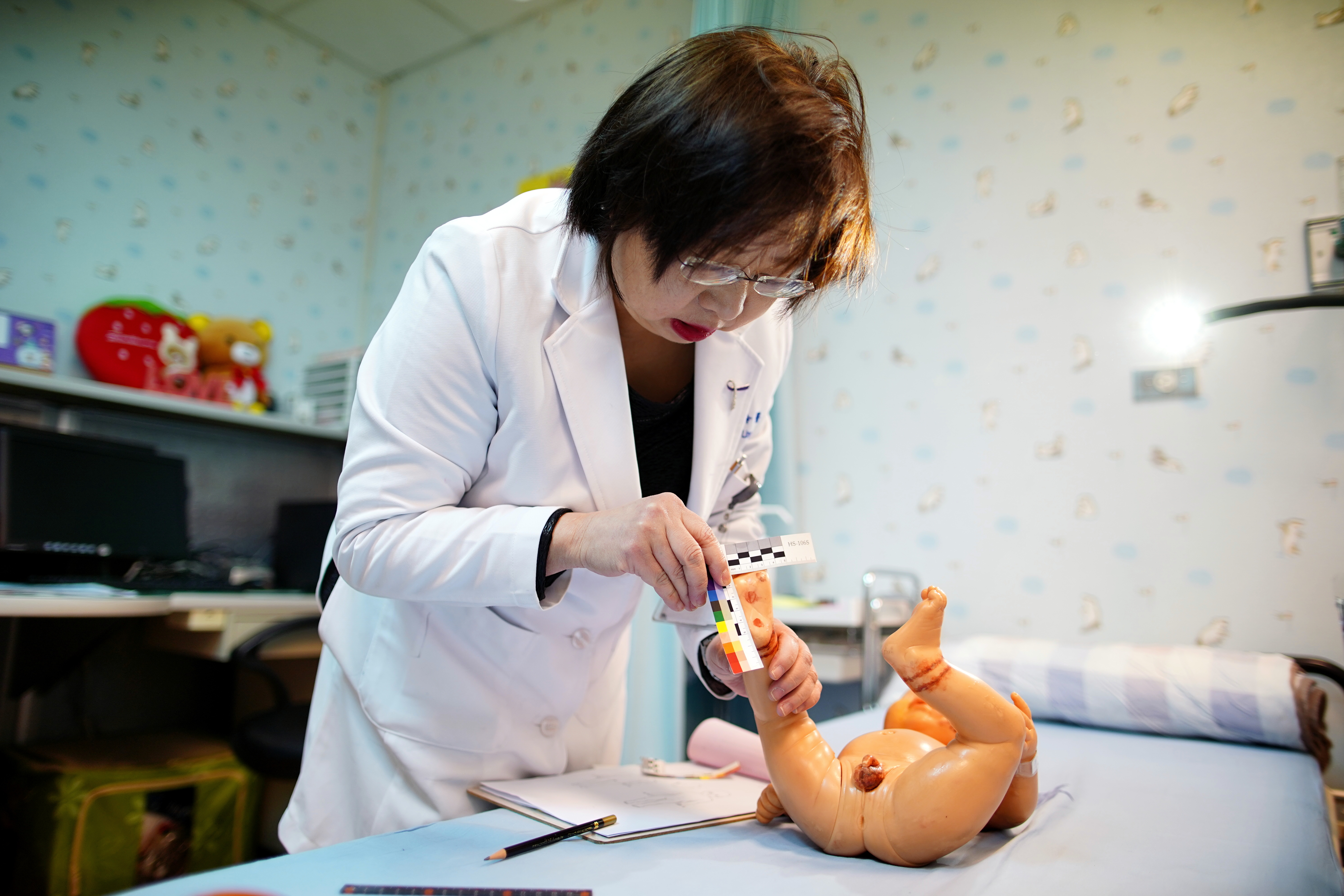 兒虐驗傷的難度比一般人想像中高，尹莘玲不只邀集醫院各部門共同合作，也引進高科技工具。