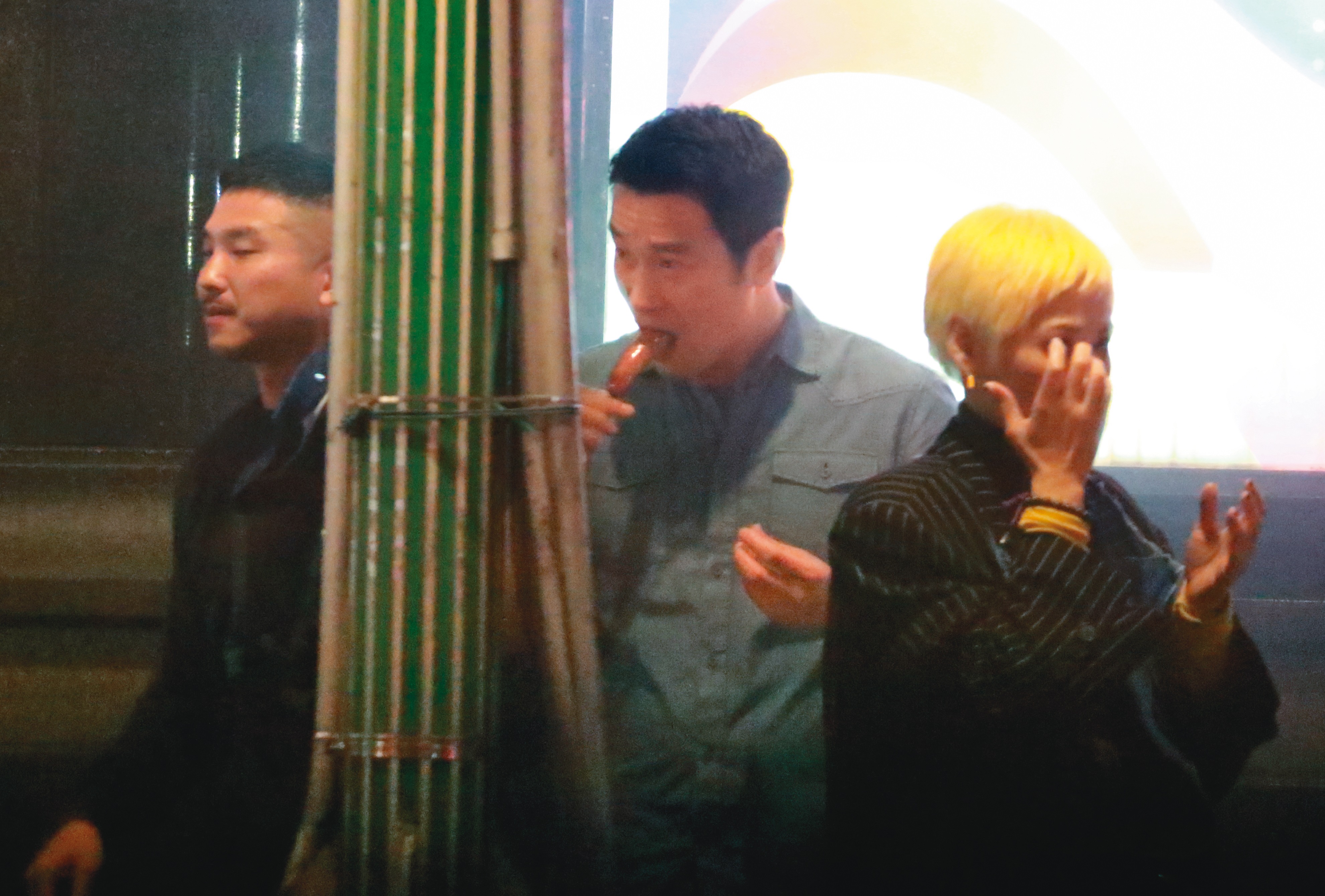 唱完歌後，張孝全（中）看起來喝得有點多，胃口大開、買了香腸吞吐。