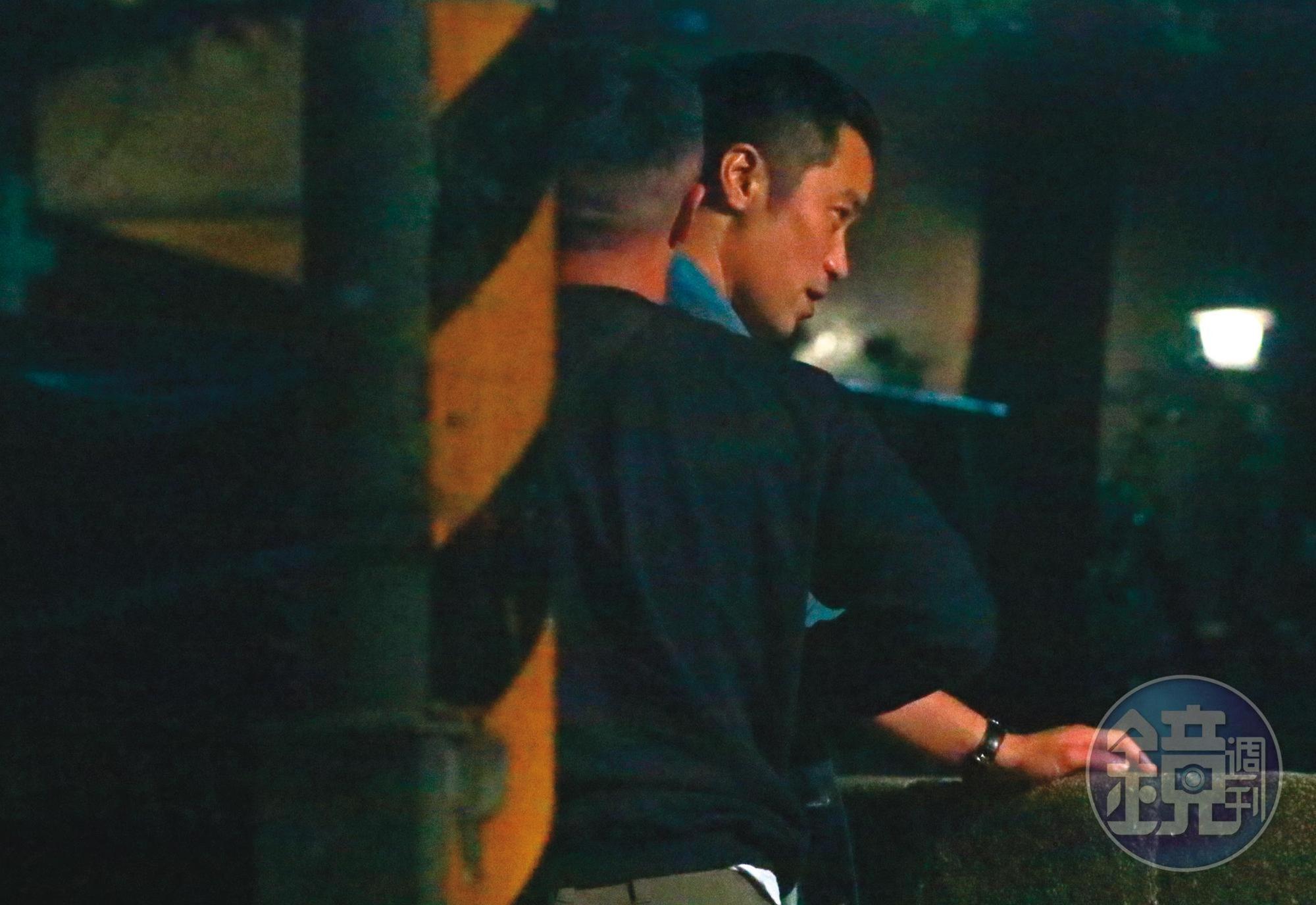 張孝全（右）在街頭與一名男性友人貼身互動，畫風有BL感。