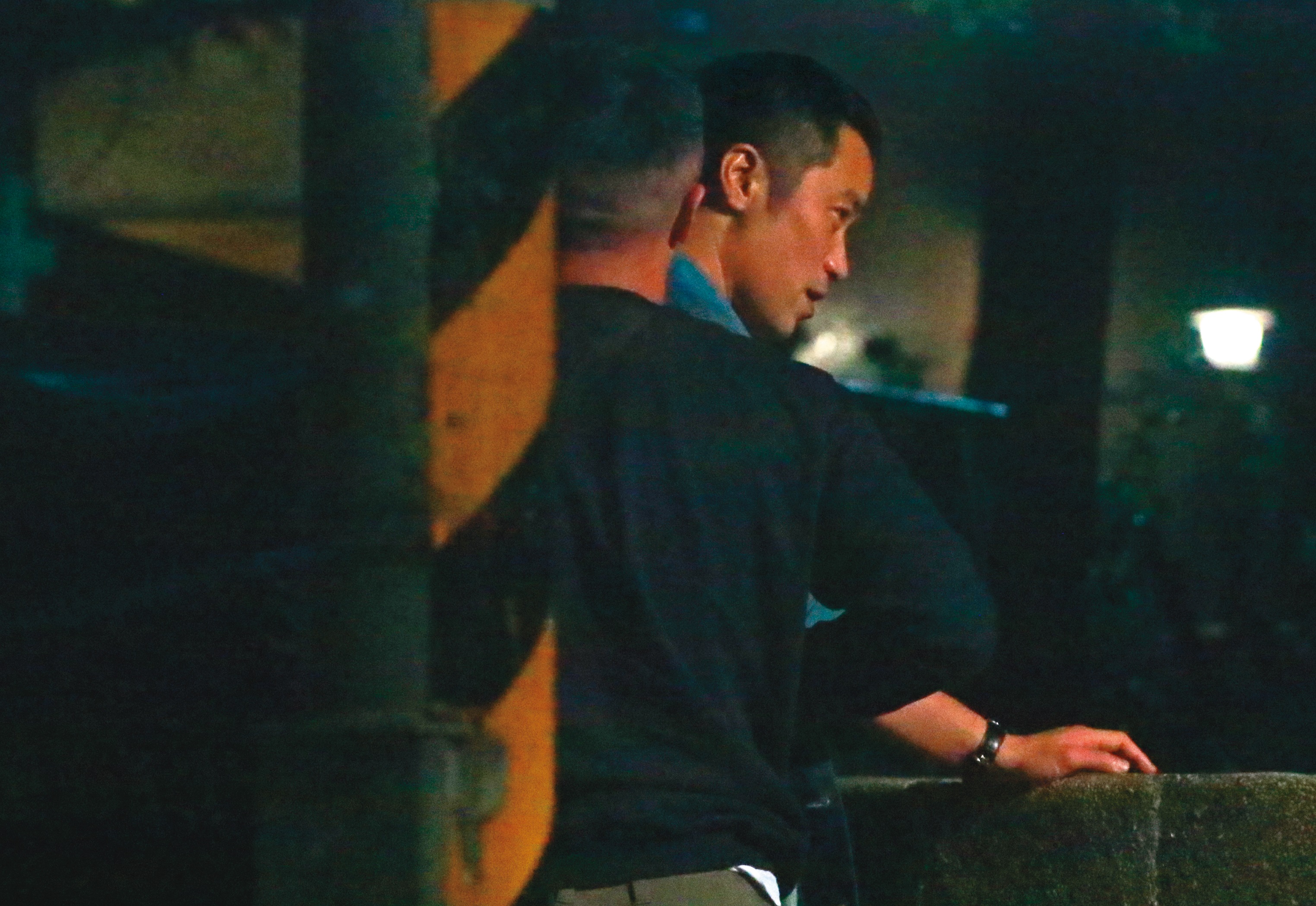 張孝全（右）在街頭與一名男性友人貼身互動，畫風有BL感。