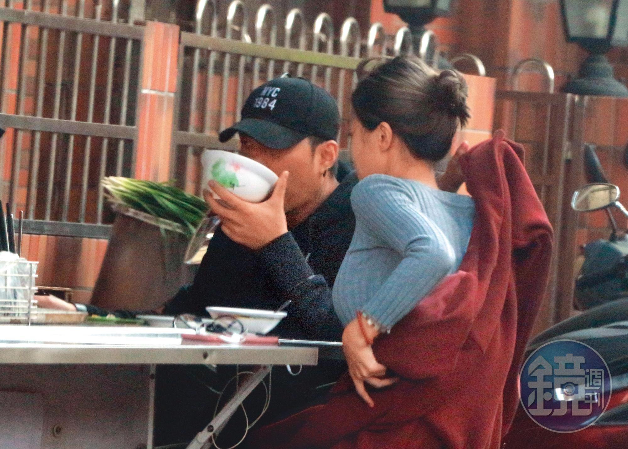 陪吃嘎嘎的巨乳妹子，側起身來果然非常碩大，而且被嘎嘎撩到不要不要的。