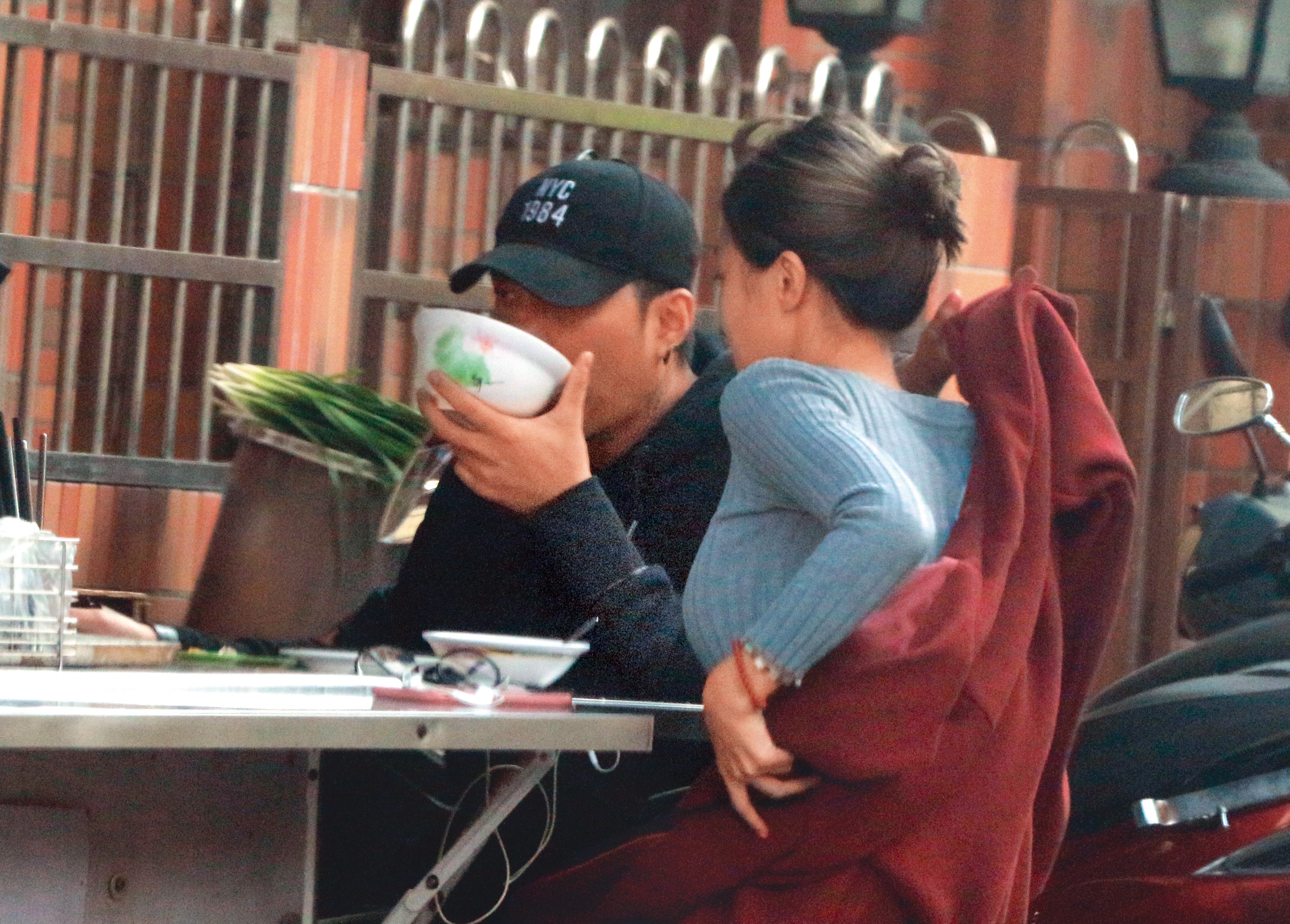 陪吃嘎嘎的巨乳妹子，側起身來果然非常碩大，而且被嘎嘎撩到不要不要的。