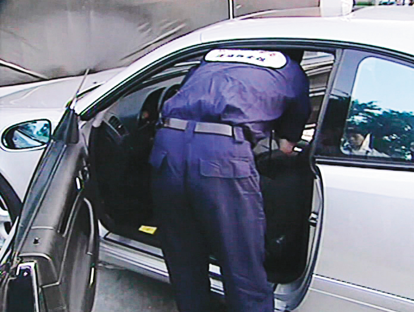 警方在死者柳東坡車上發現50萬元現金,研判歹徒非劫財殺人。(東森新聞提供)