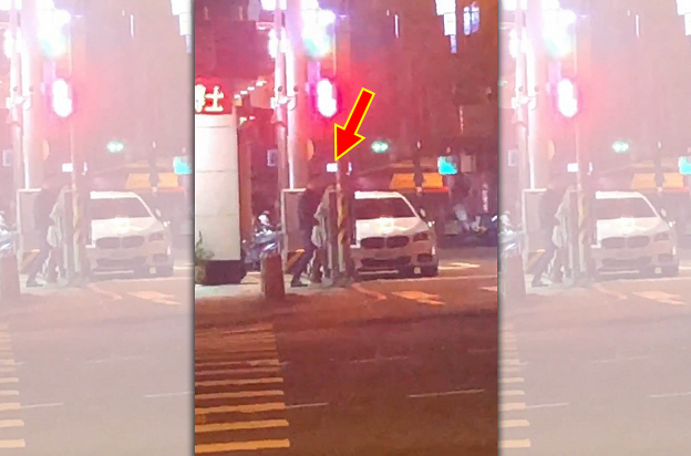 台中市東山路、環中路前天凌晨驚傳男女衣衫不整當街「頂撞」（箭頭處），影片在網路社群瘋傳。（翻攝自網路）