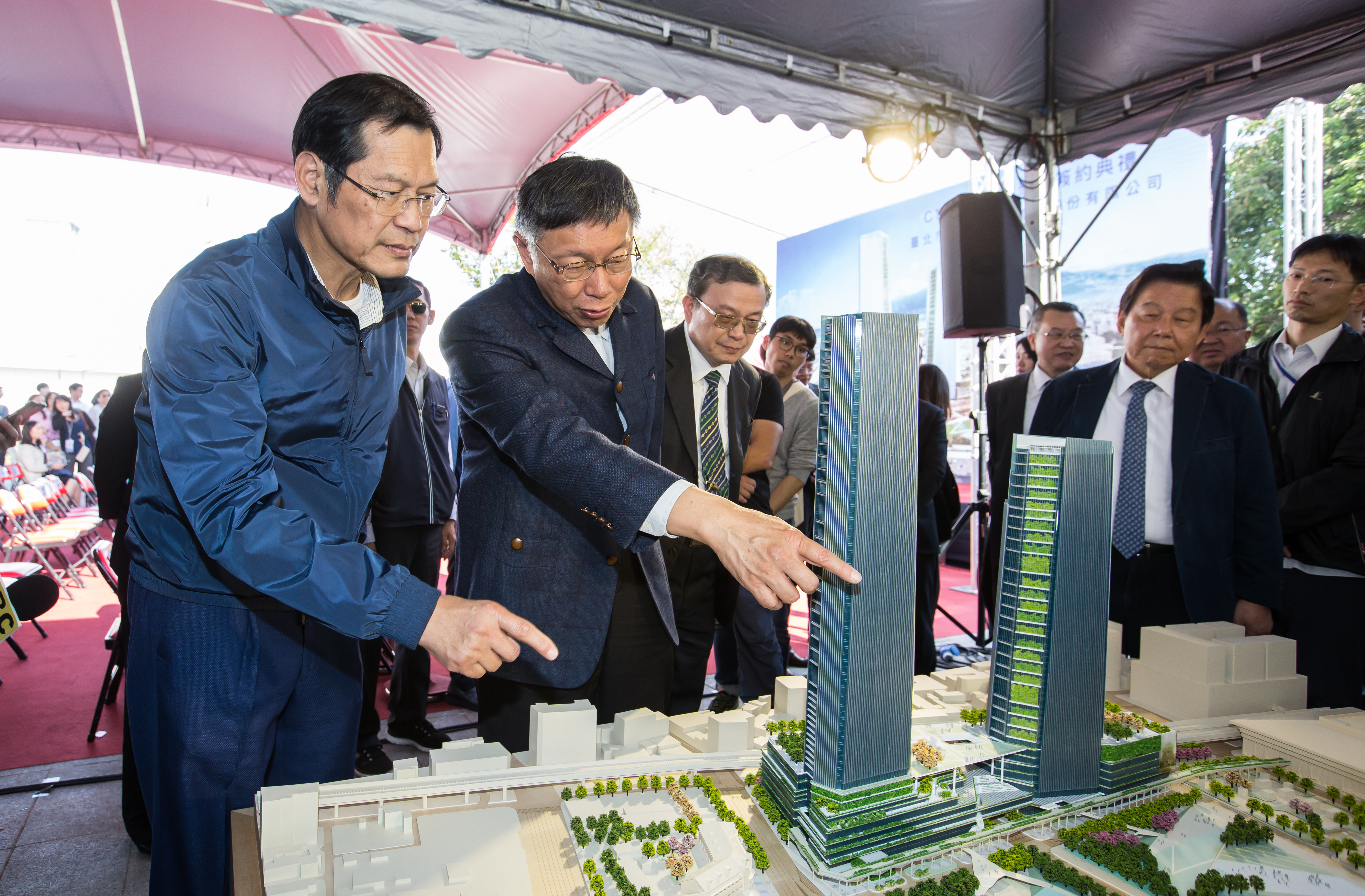 許崑泰拿下台北雙子星開發案，台北市長柯文哲和他簽約後還一起討論雙子星的未來規劃。