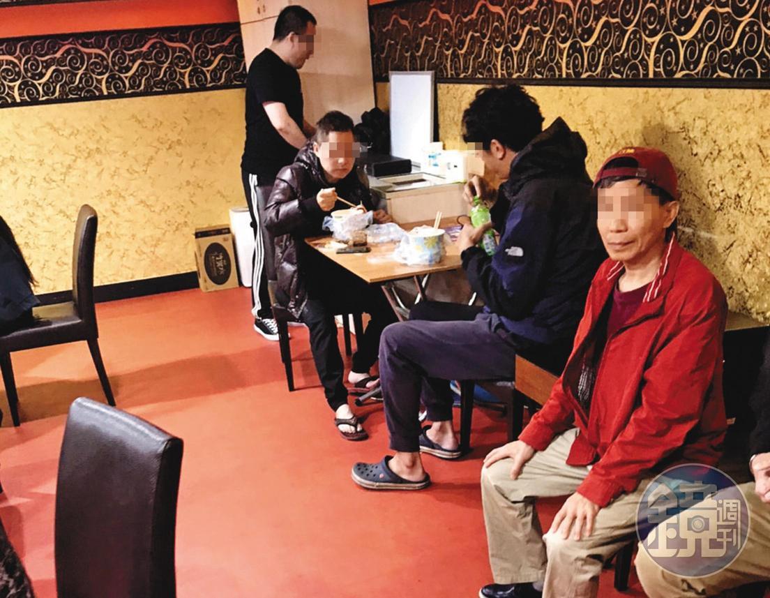 德州撲克玩法簡單、輸贏大,吸引不少賭客參與聚賭。沒上場的賭客,還可在場邊休息、用餐。(讀者提供)