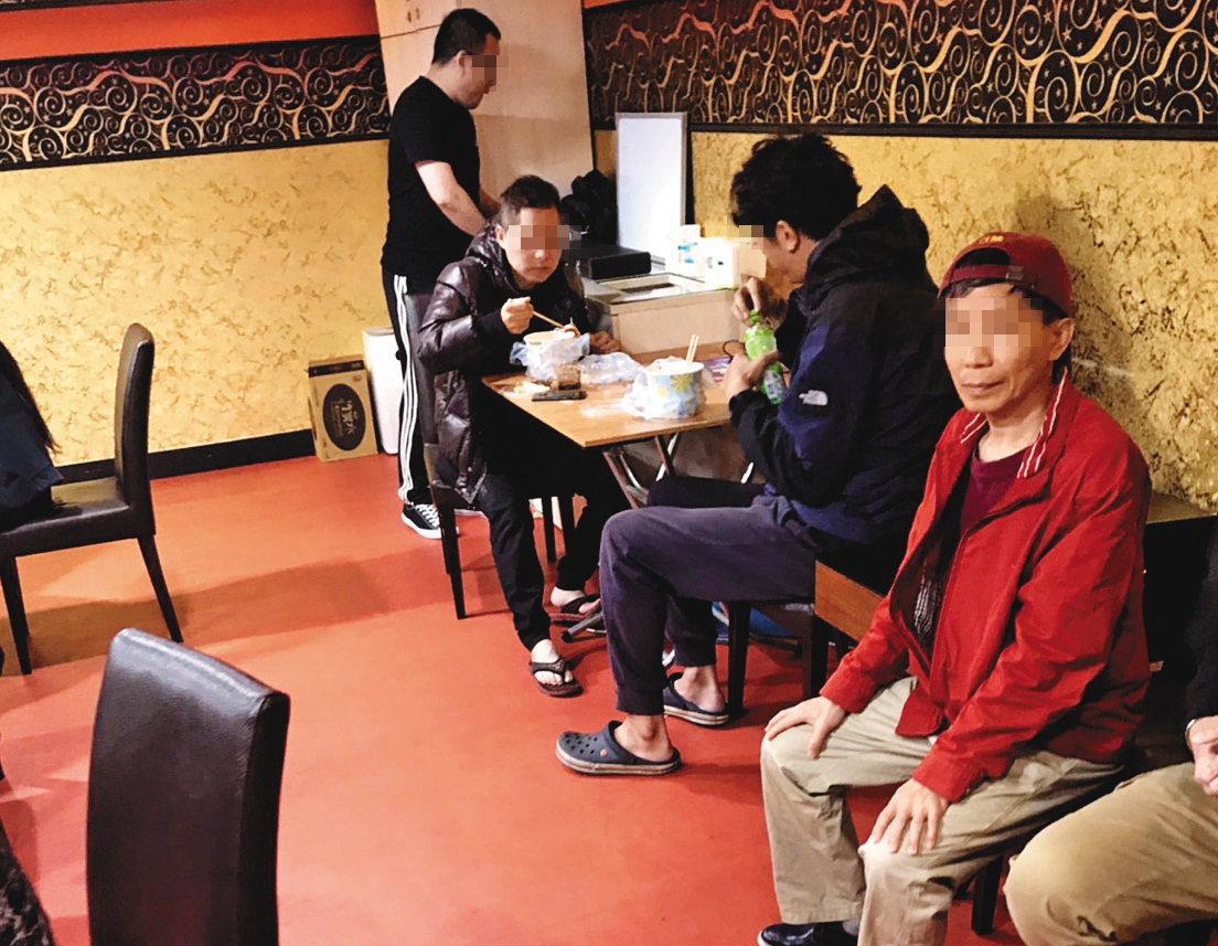 德州撲克玩法簡單、輸贏大，吸引不少賭客參與聚賭。沒上場的賭客，還可在場邊休息、用餐。（讀者提供）