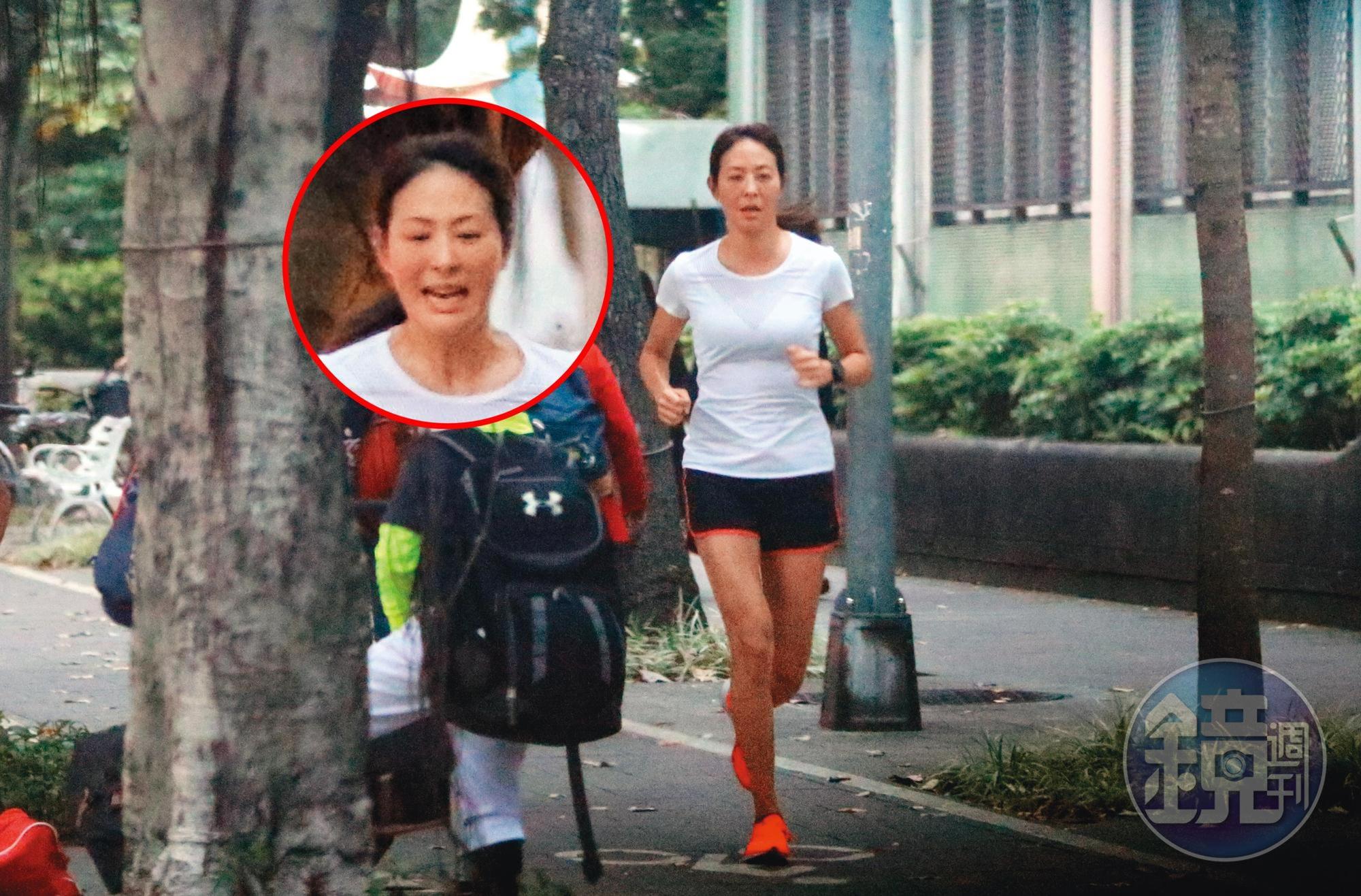 跑啊跑的,賈永婕就算沒有老公在旁替她打氣,私下也非常勤於練習,除了臉上素淨,衣著也很隨興。