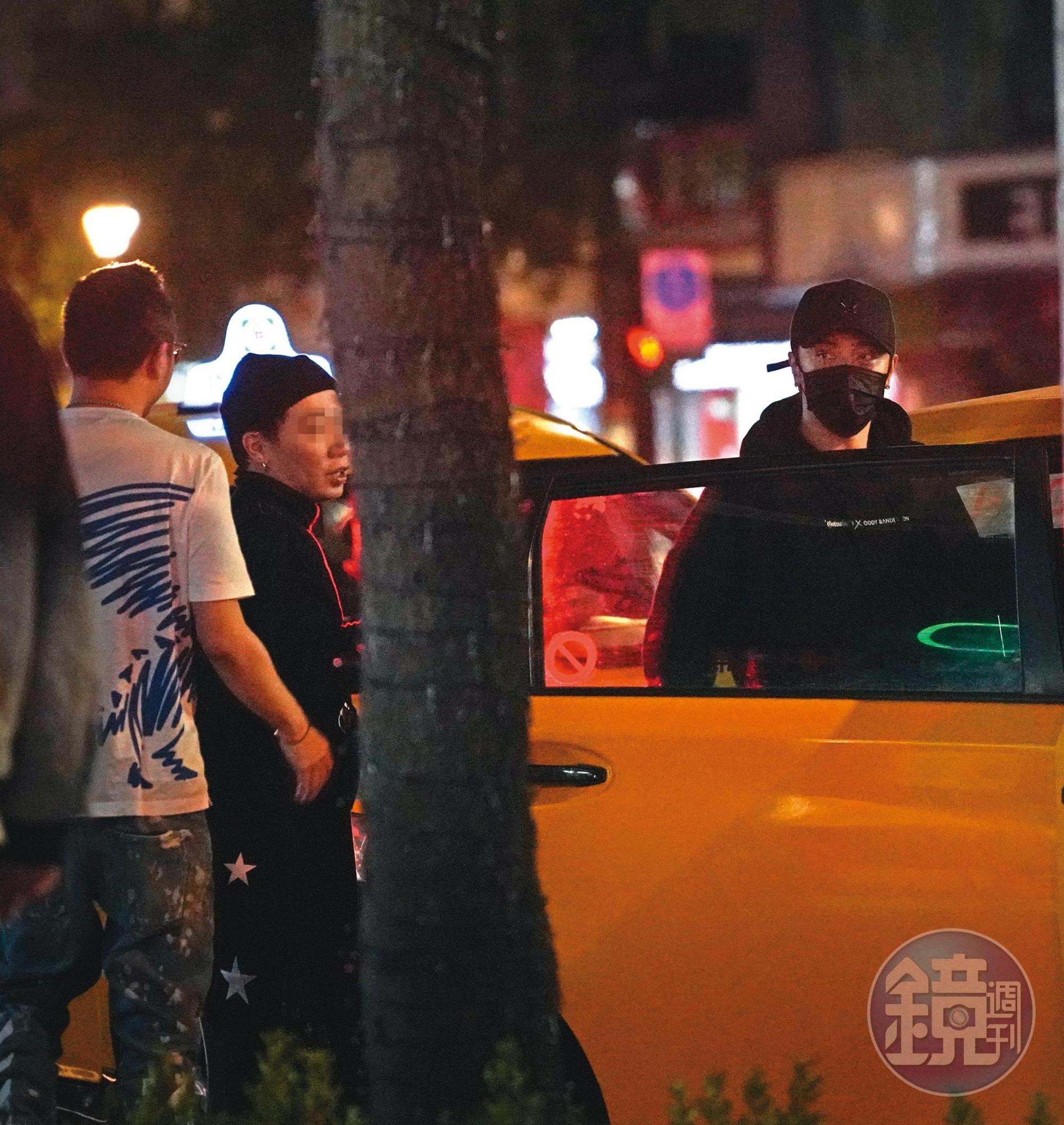 小豬(右一)穩交周揚青之後,現身於俗世時旁邊固定都有一群男性跟班,而且棄名車改搭小黃。