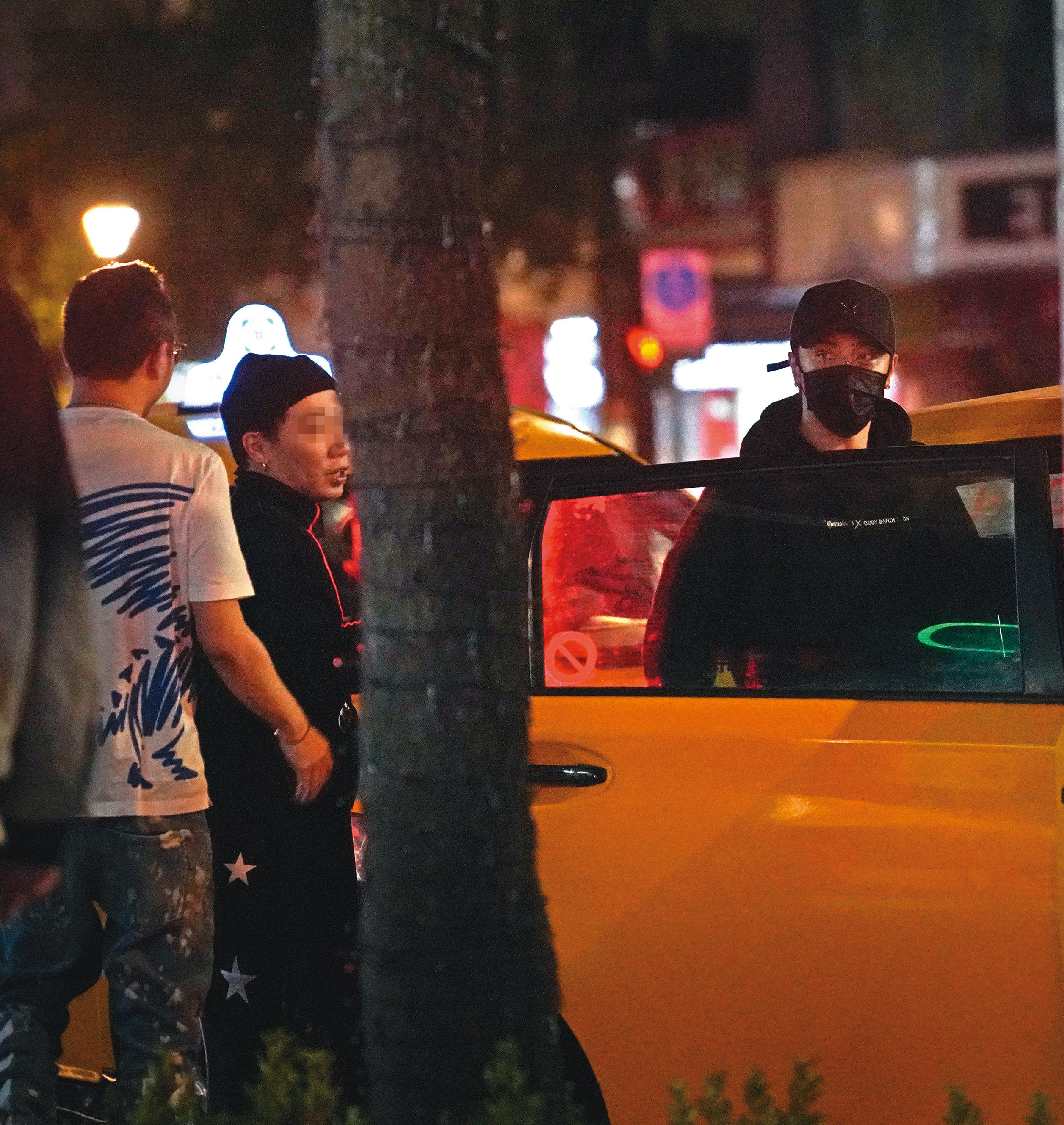 小豬(右一)穩交周揚青之後,現身於俗世時旁邊固定都有一群男性跟班,而且棄名車改搭小黃。