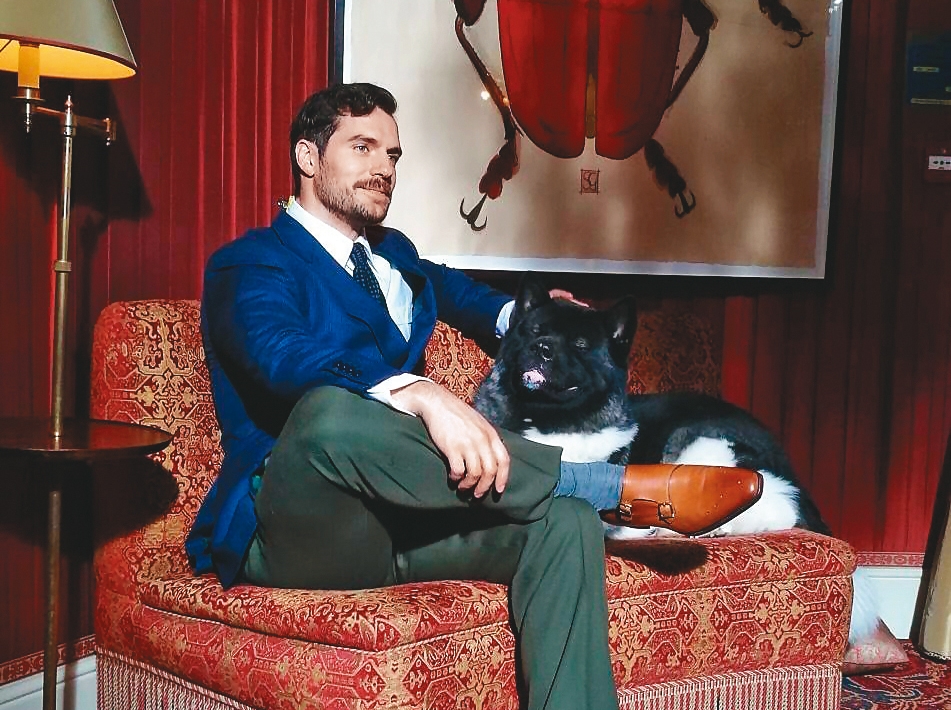 亨利卡維爾常帶著愛犬「卡爾」跑通告，有時這頭狗甚至搶過主人的鋒頭。（翻攝自亨利卡維爾IG）