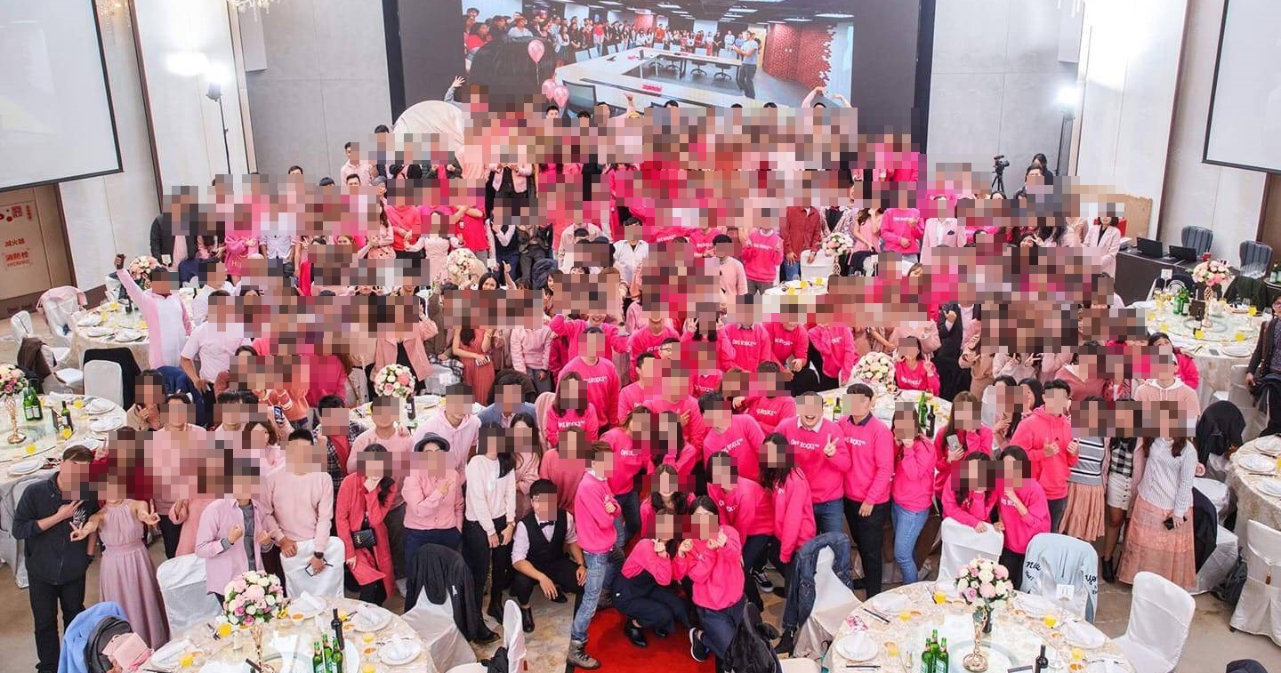 網友在「靠北熊貓」貼出尾牙大合照嗆聲外送員，引起網友論戰。（翻攝自臉書）