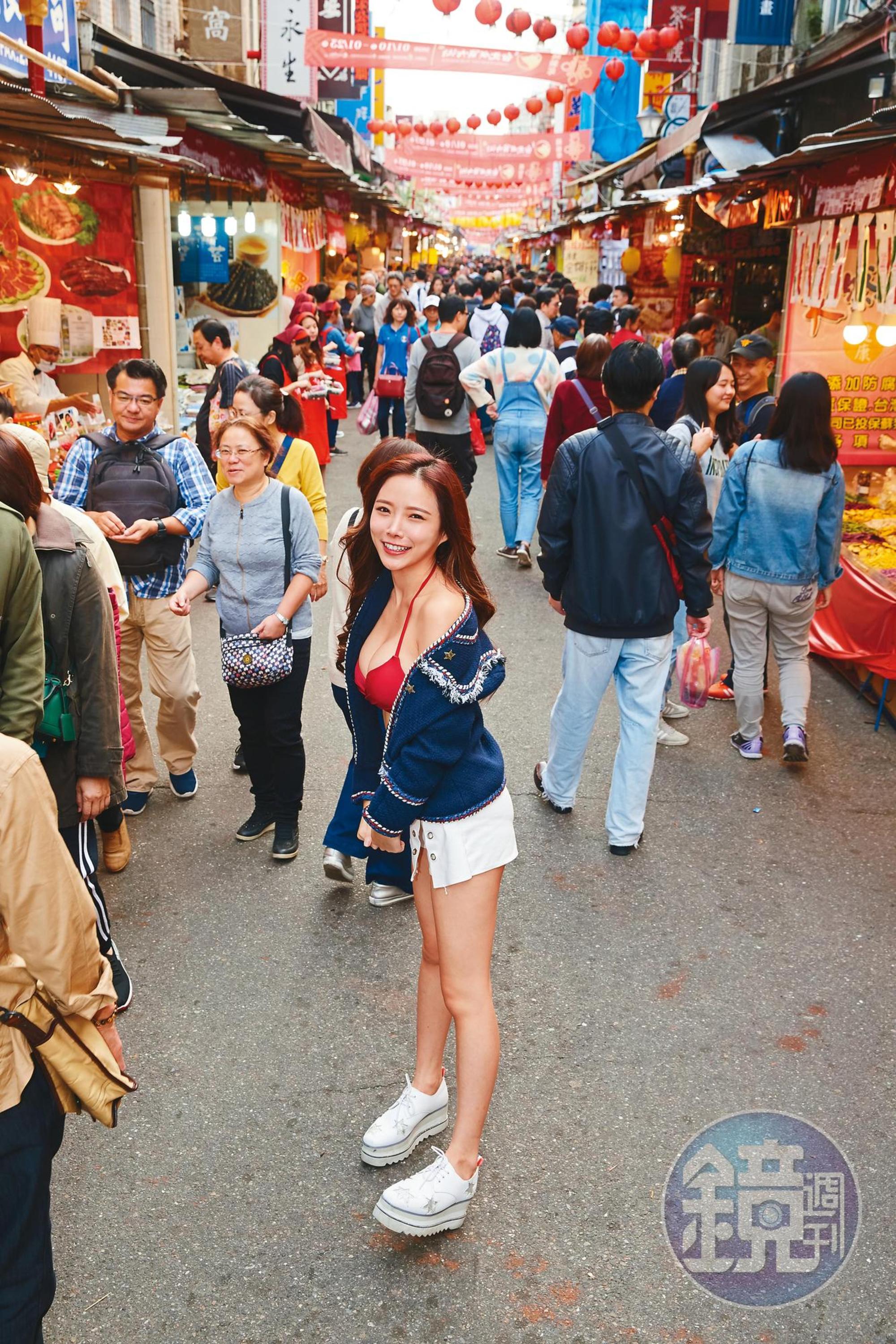 農曆年前藍星蕾特地從新加坡來台,感受一下迪化街的熱鬧氛圍。