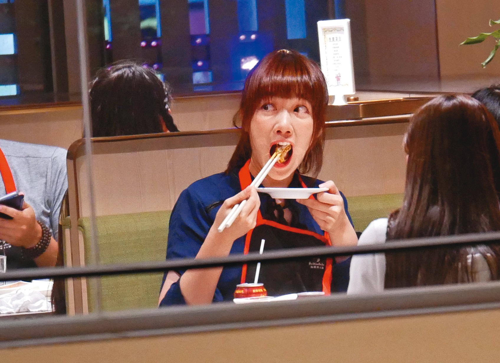 工作完，泱泱放嘴大吃，吃到賣場關閉了還在大快朵頤。