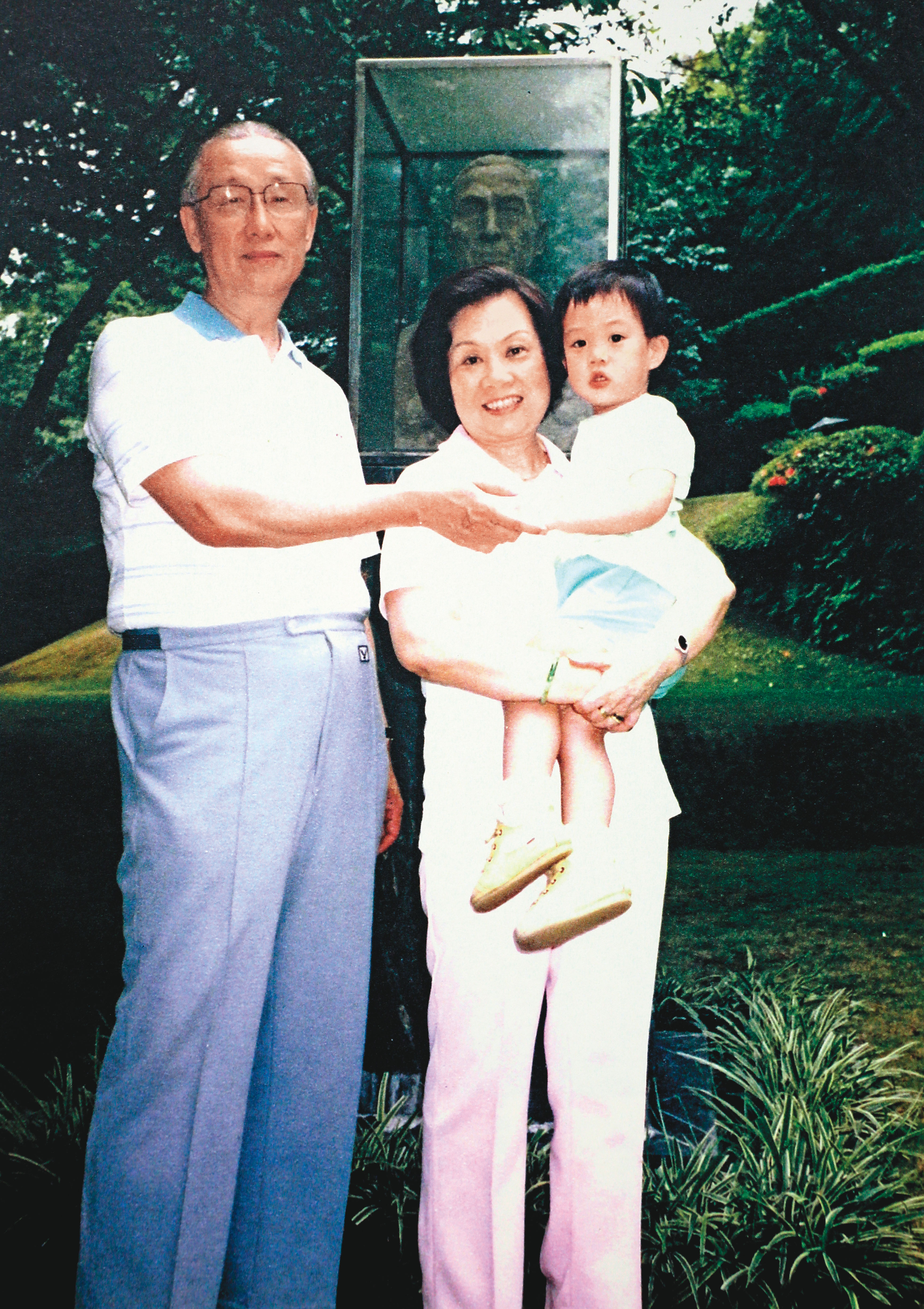辜振甫生前與妻子辜嚴倬雲對長孫辜公怡相當疼愛。圖為3人合影。(台泥提供)