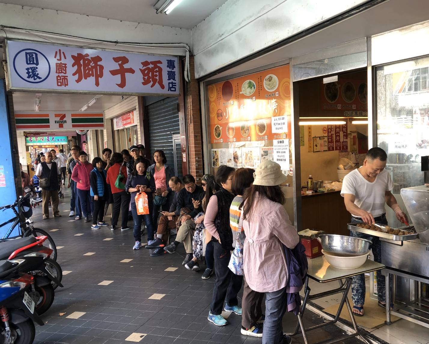 馮坤志經營的小廚師花枝羹，農曆年節前停售花枝羹，客人大排長龍搶買獅子頭。