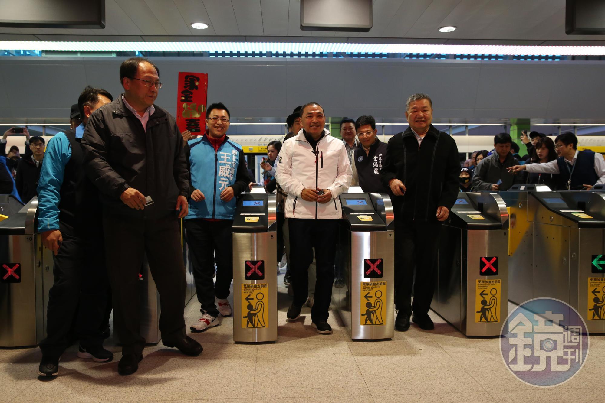 新北市長侯友宜今天上午前往板橋站視察環狀線試乘首日運行狀況。