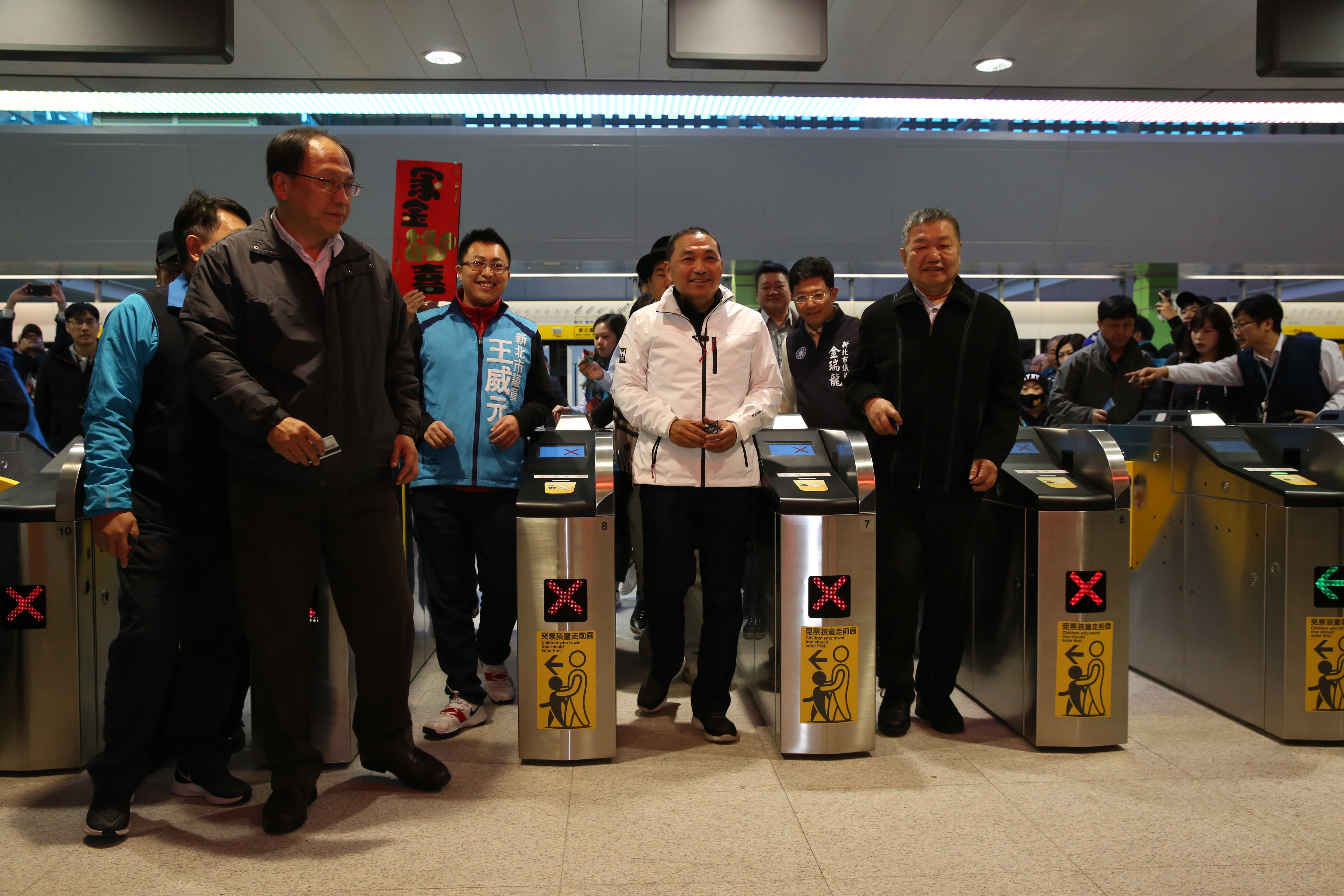 新北市長侯友宜今天上午前往板橋站視察環狀線試乘首日運行狀況。