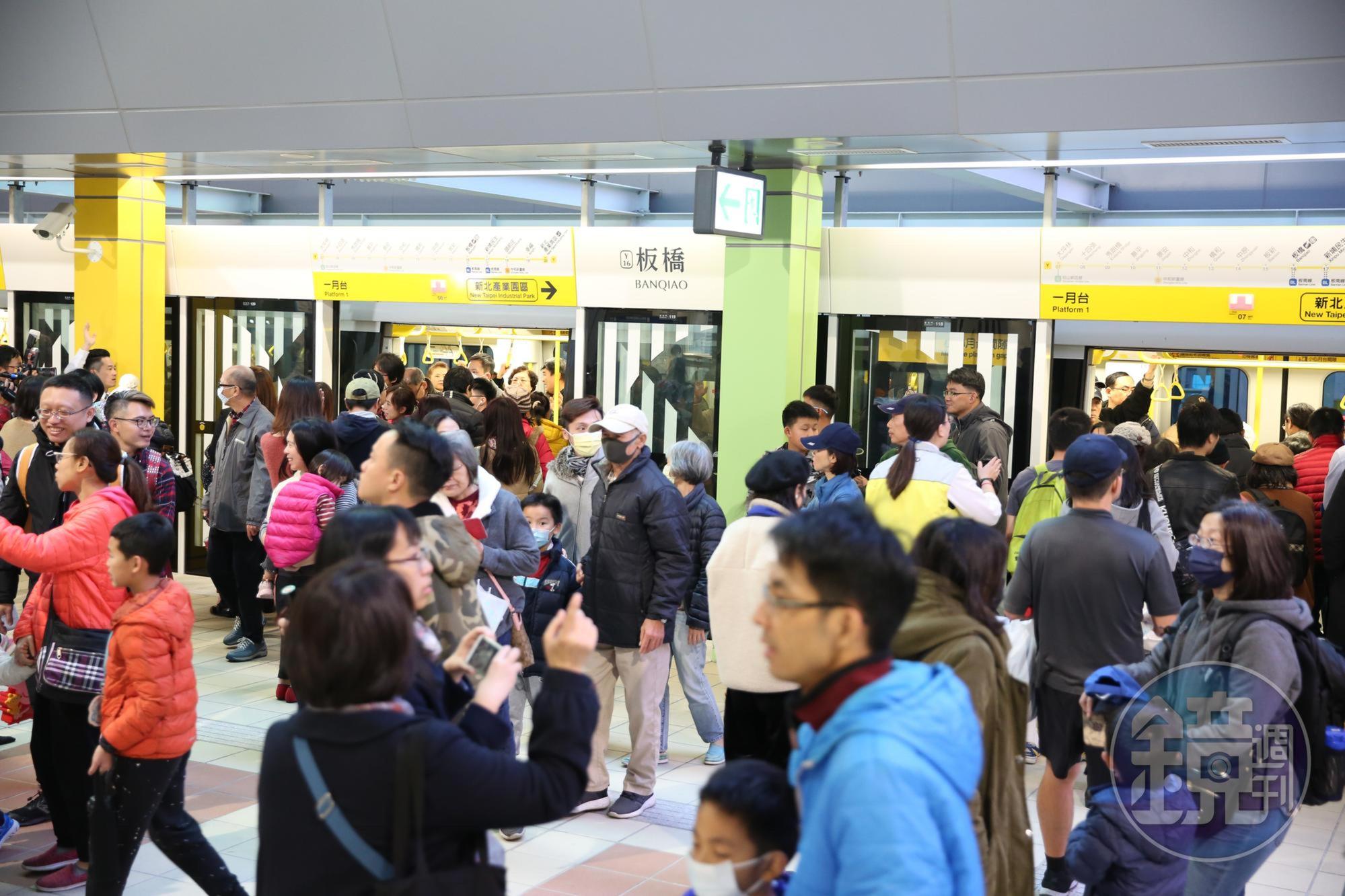 新北捷運環狀線第一階段今天起開放持電子票證免費試乘,時間為每天上午10時至下午4時。