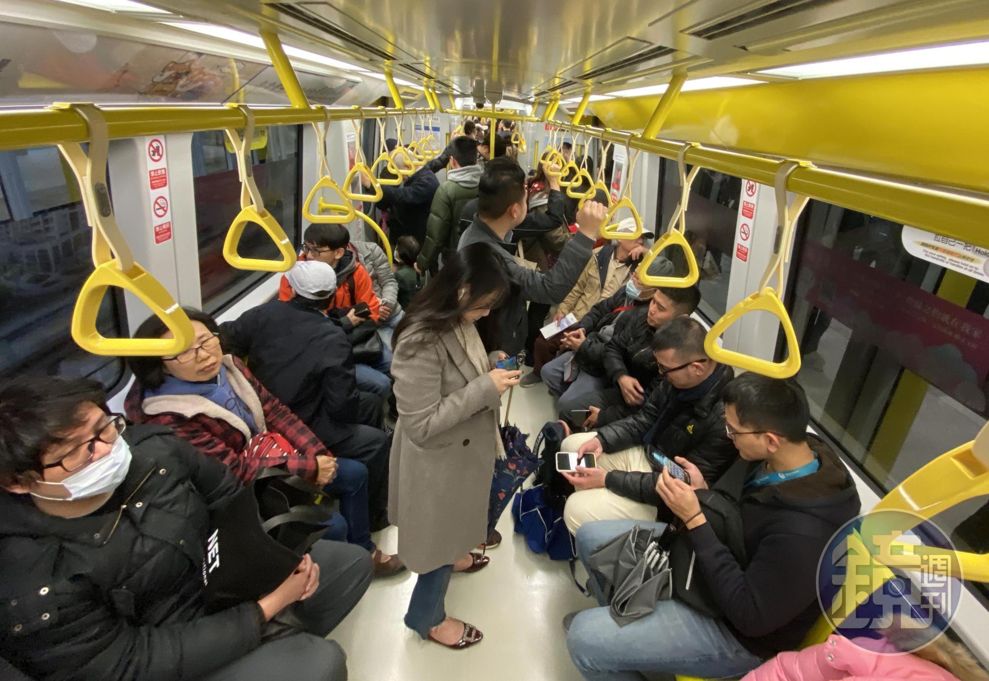 環狀線車廂、座椅間距比文湖線寬,列車每節有車廂間走道可連通。