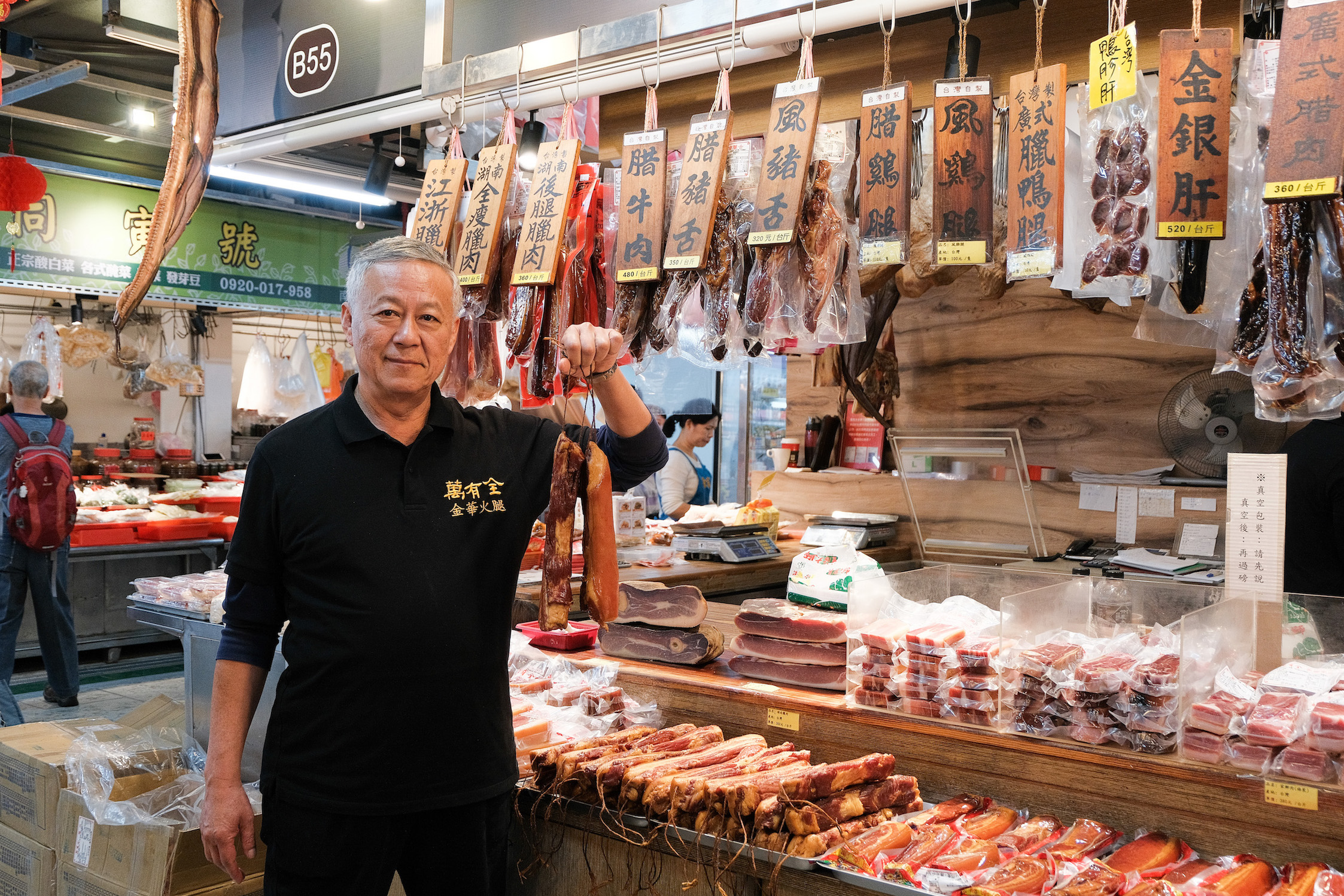 「萬有全金華火腿」老闆田種禾表示所有產品皆為自家製。