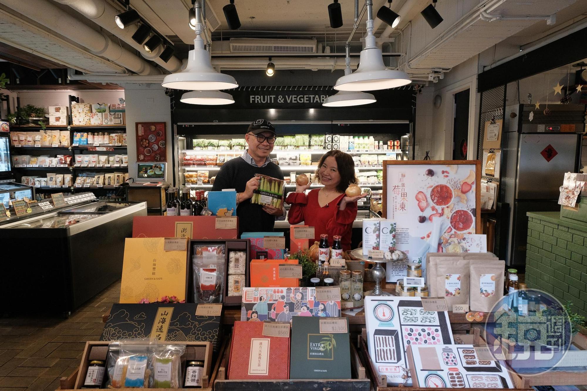 「GREEN&SAFE真食物專賣店」是美食達人吳恩文（左）、許心怡（右）經常挖寶的好地方。
