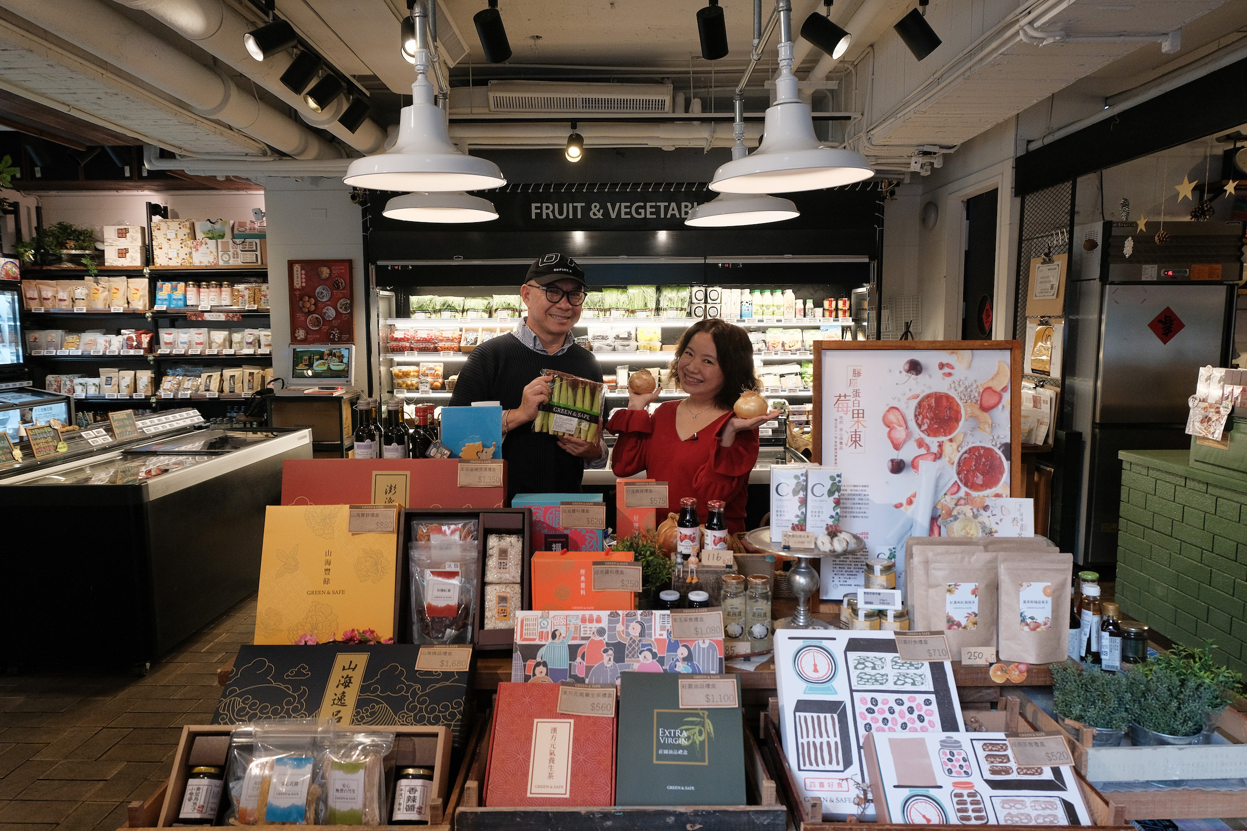 「GREEN&SAFE真食物專賣店」是美食達人吳恩文（左）、許心怡（右）經常挖寶的好地方。