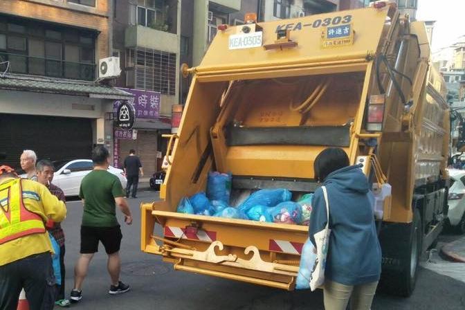 民眾春節大掃除須留意清潔隊收運垃圾的時間。(翻攝自台北市環保局臉書)