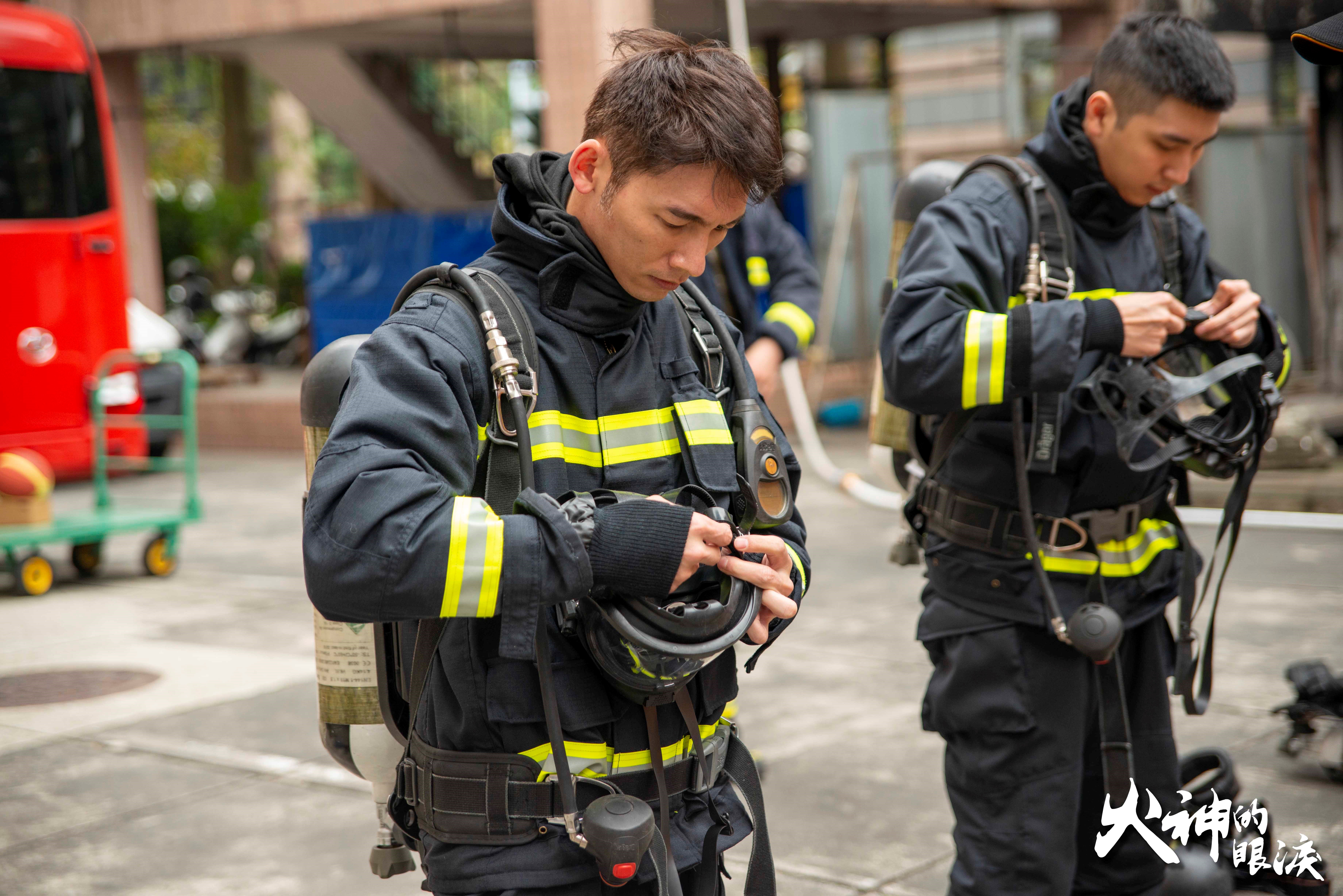 溫昇豪（左）重視著裝的每個細節，右為胡瓜之子胡適安。（圖／公共電視提供）
