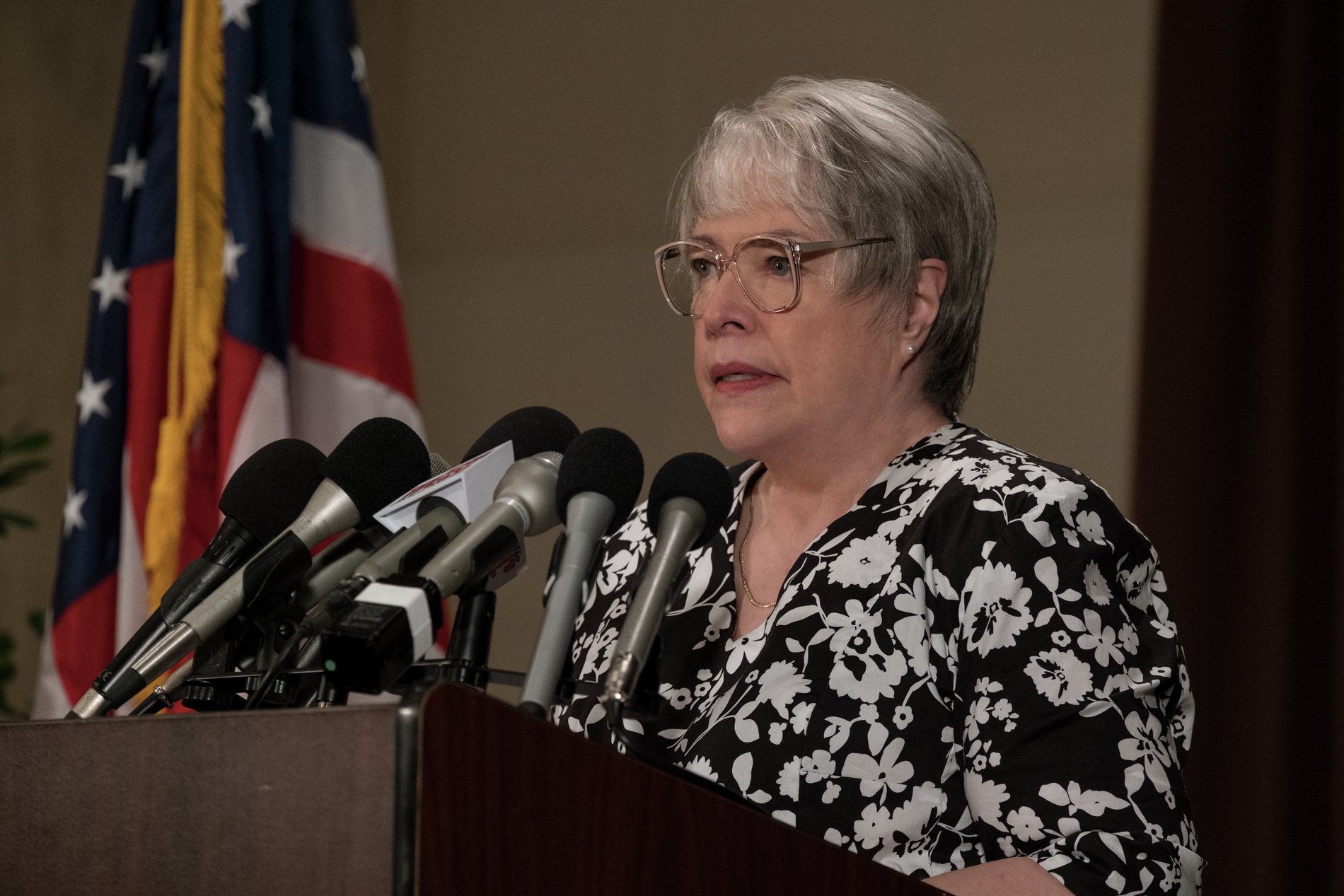 凱西貝茲重現當事人芭比站上火線，親自反駁媒體不利兒子的諸多指控。（華納兄弟提供）