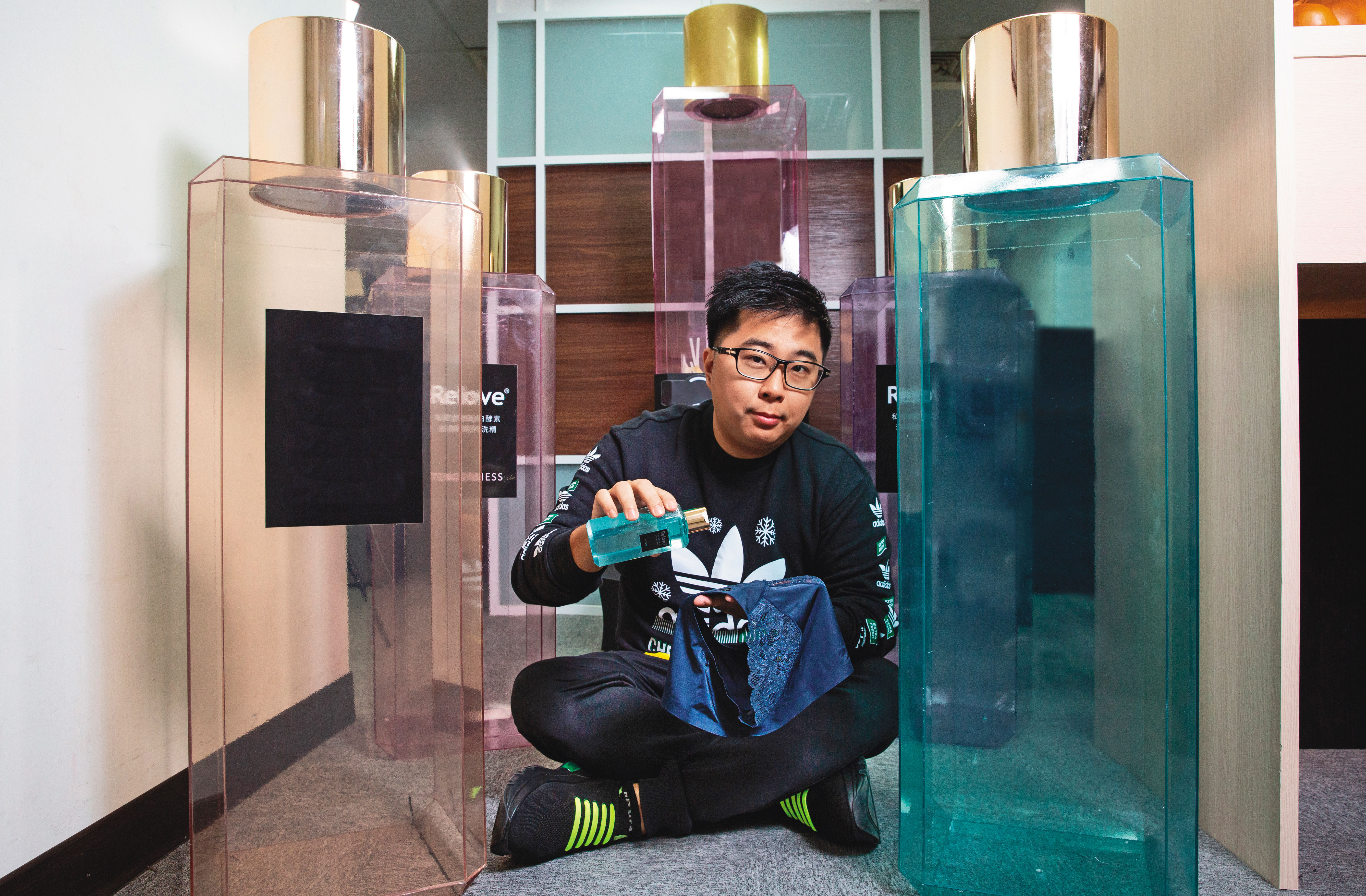 卓煜騰因聽聞新歡縮得妙好賣，24歲二度創業，棄面膜改做女性私密處保養品。花7年時間成功打響品牌，去年營收3.3億元。