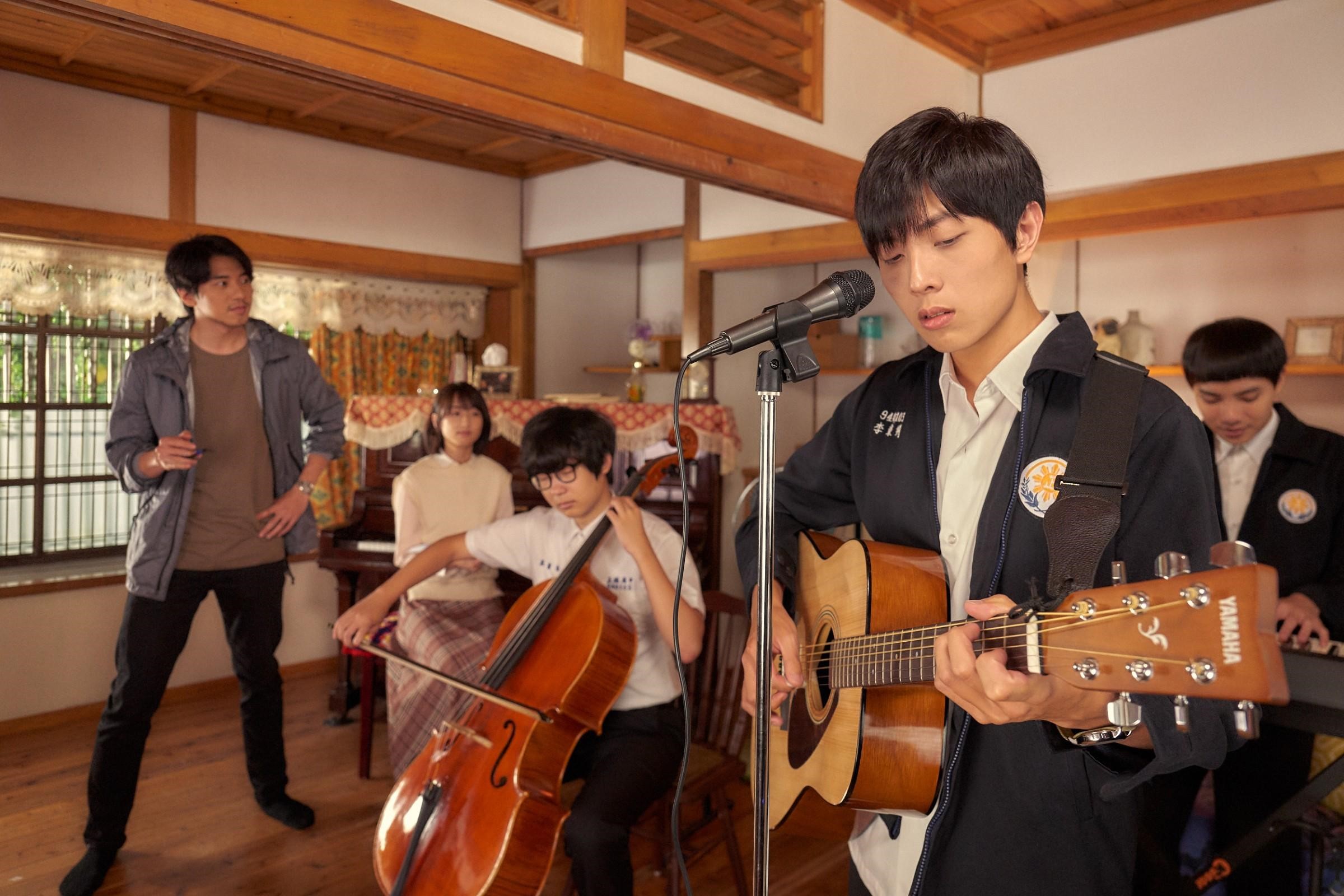 謝博安（右）14歲拿到超偶冠軍後消失7年，如今22歲的他在電影《你的情歌》中復出。（甲上提供）