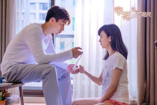 陳意涵（右）與22歲新人王子奇（左）在戲中談情說愛，戲外卻愛上該劇導演許富翔。（翻攝自騰訊新浪網）
