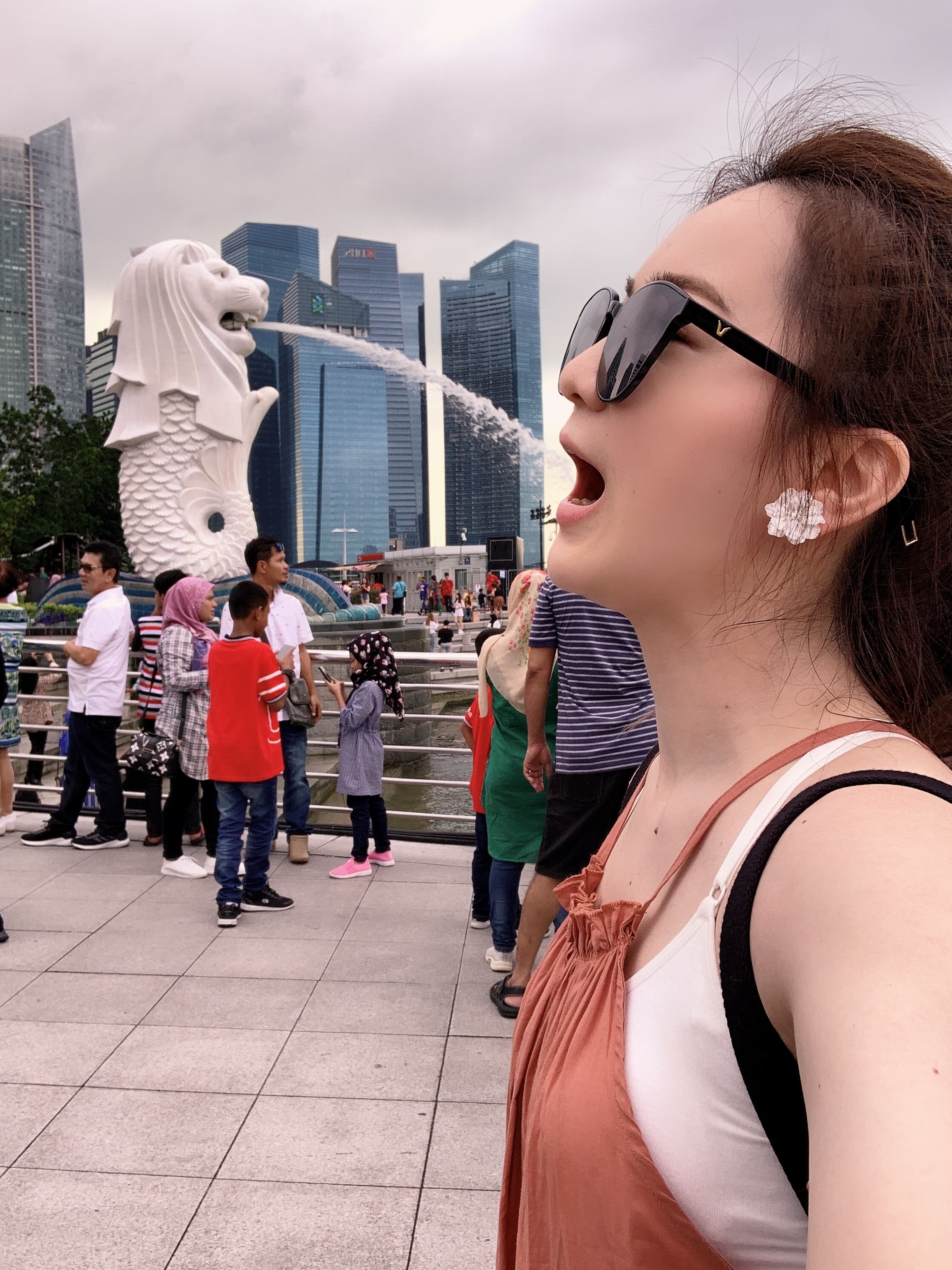 游詩璟揪閨密遊新加玻苦無豔遇,自嘲:不合當地口味。(圖/寶麗來國際娛樂提供)