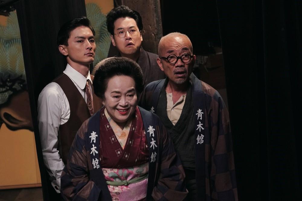 在《王牌辯士》裡飾演青木館館主的竹中直人(前排右一)是周防正行的班底演員,逗趣演出常令同台演員笑場。 (天馬行空提供)