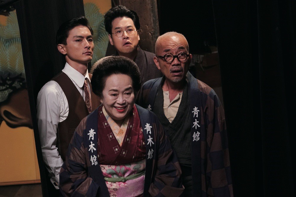 在《王牌辯士》裡飾演青木館館主的竹中直人（前排右一）是周防正行的班底演員，逗趣演出常令同台演員笑場。 （天馬行空提供）