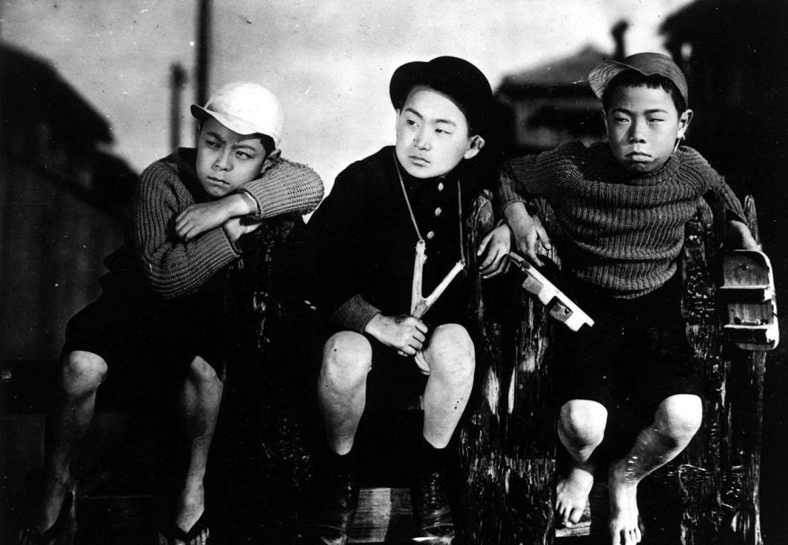 童星出身的日本已逝演員青木富夫（右一）小時候演出小津安二郎的默片，圖為1932年的《我出生了，但...》。（翻攝自ja.wikipedia.org）