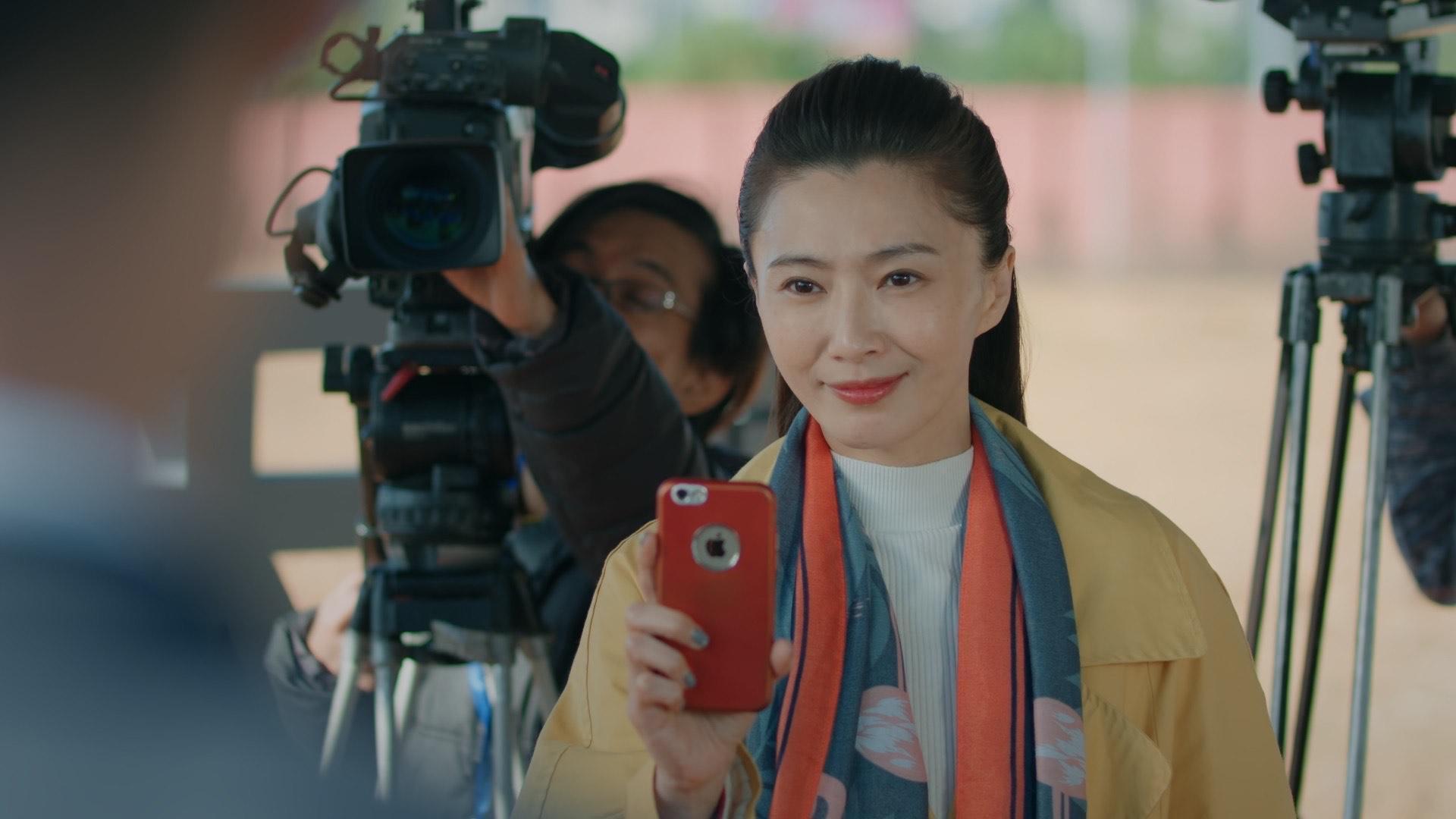 侯怡君在《鏡子森林》中飾演的「莊愛玲」是個善用姿色與手腕獲取消息的心機女。(公視提供)