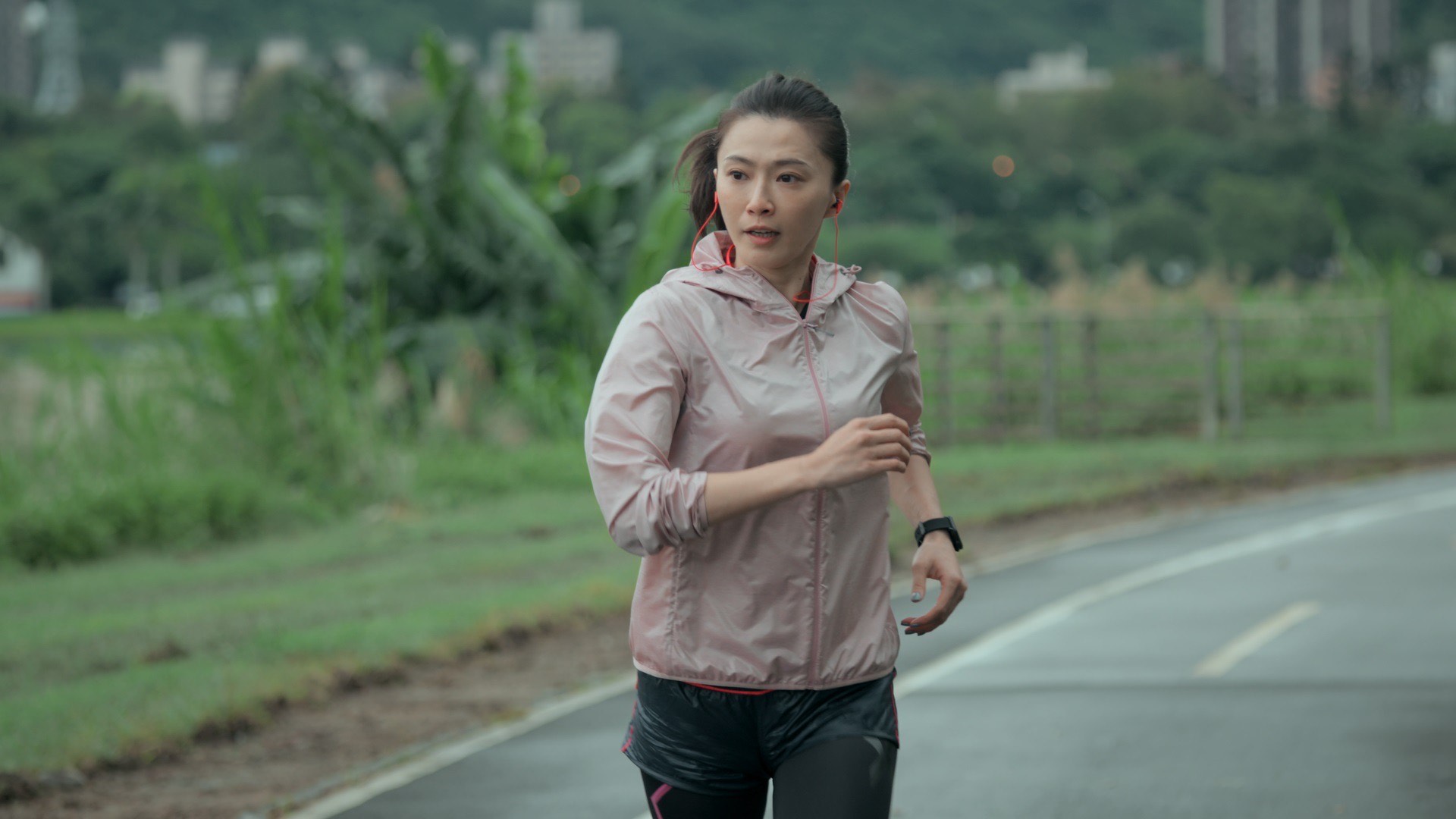 侯怡君私下是個「運動狂」參加過三鐵、超鐵，劇組把這特質寫入角色。（公視提供）