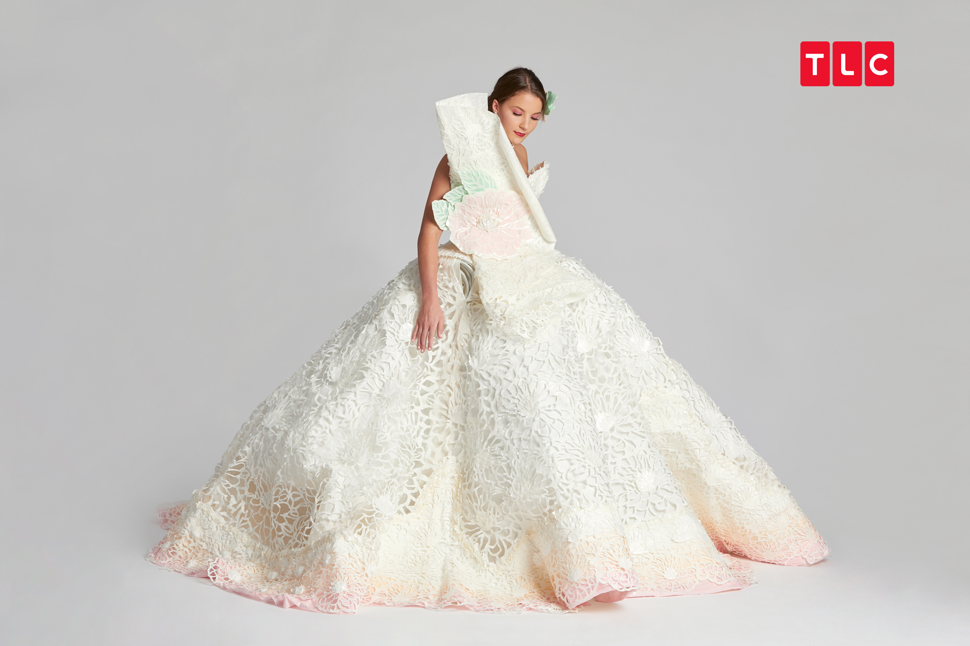 這件美麗的婚紗，其實是衛生紙做的，一共花了600小時，手工雕刻出500片衛生紙雕花。（TLC旅遊生活頻道）